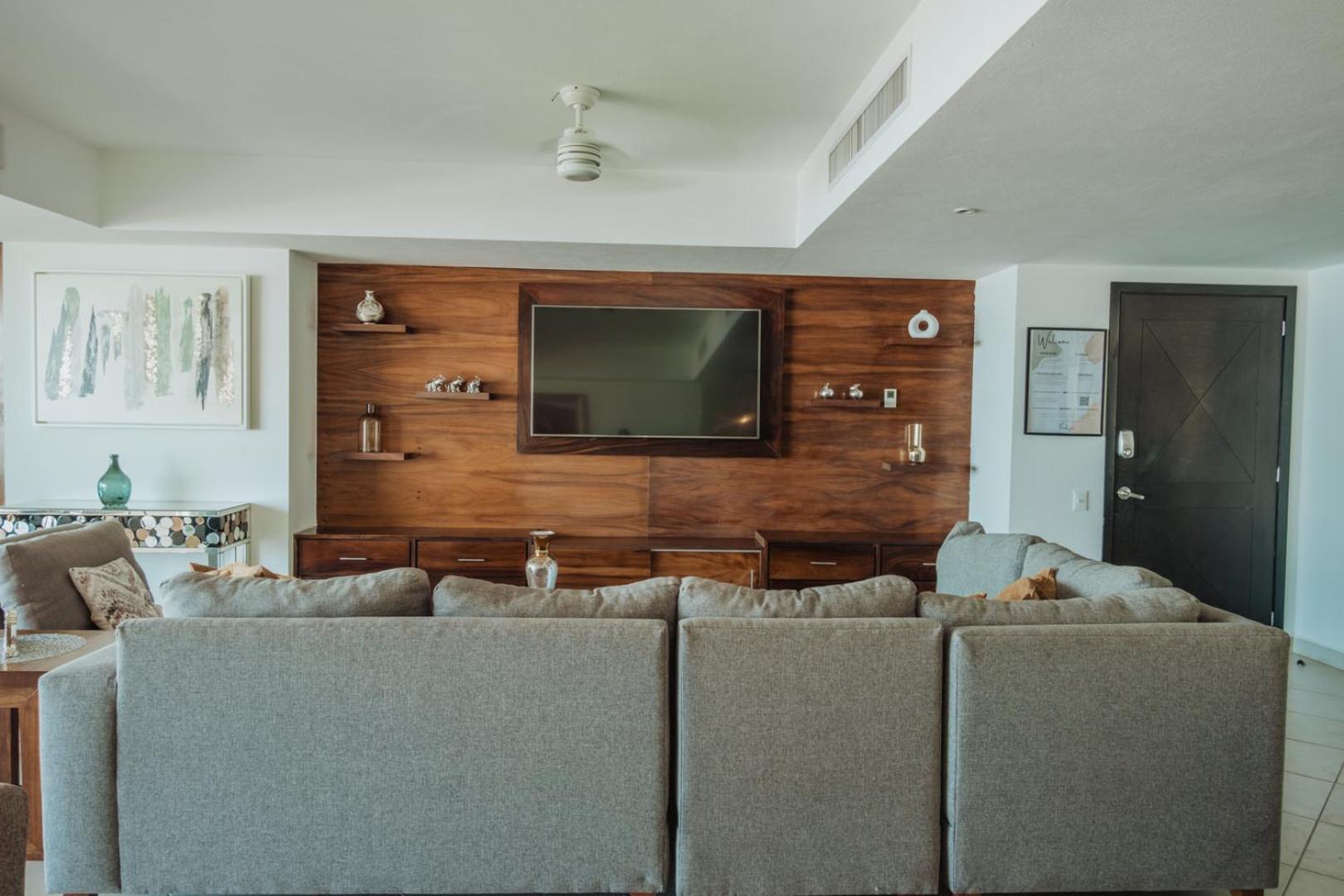 Grand Venetian Beachfront Apartment