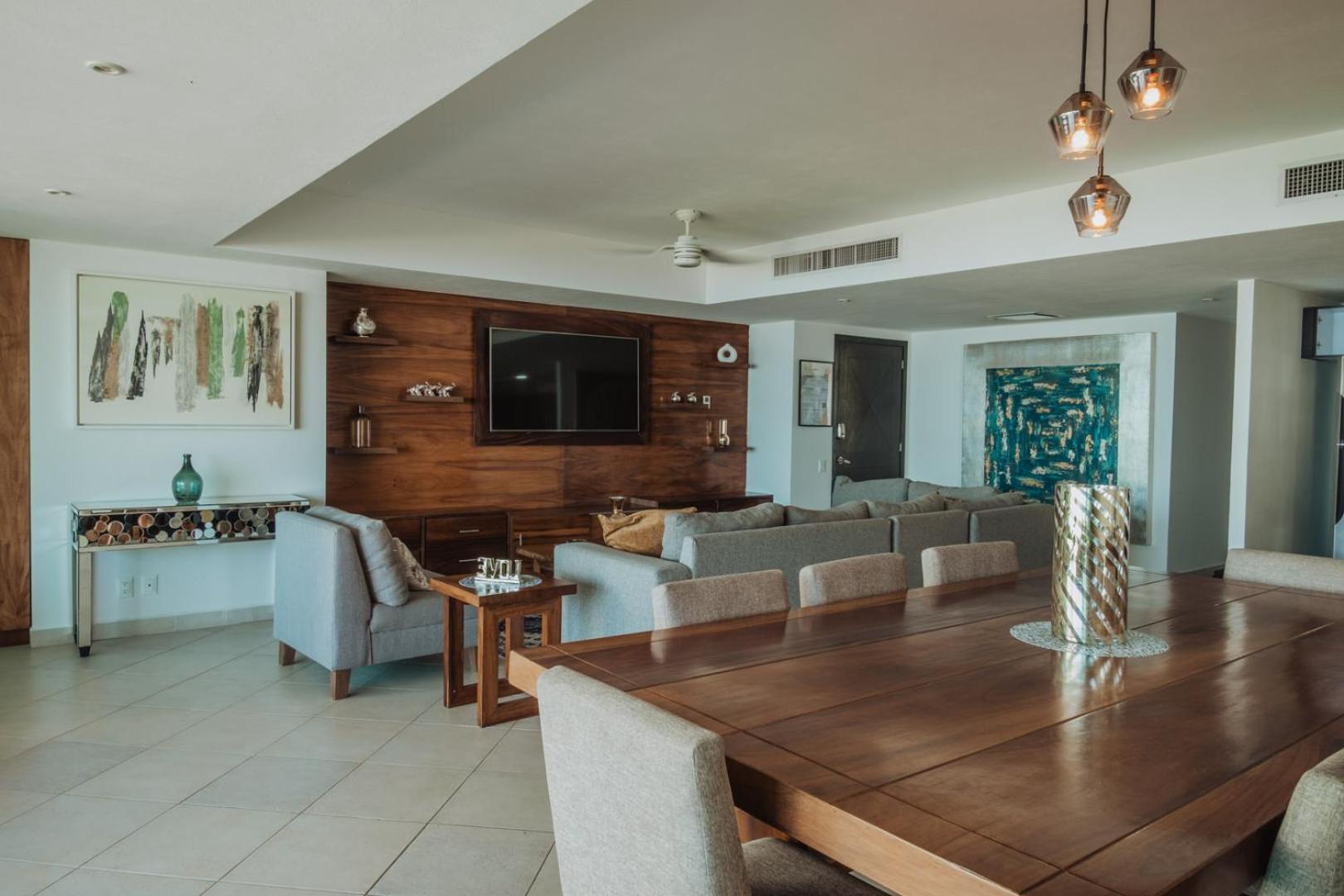 Grand Venetian Beachfront Apartment *