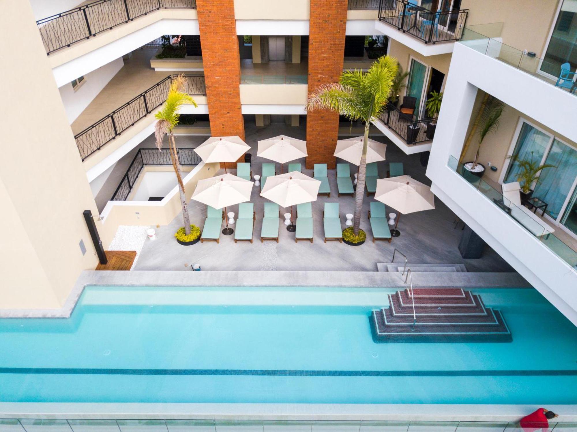 Modern 1bd 2ba, 2 Balconies, Pools And Gym