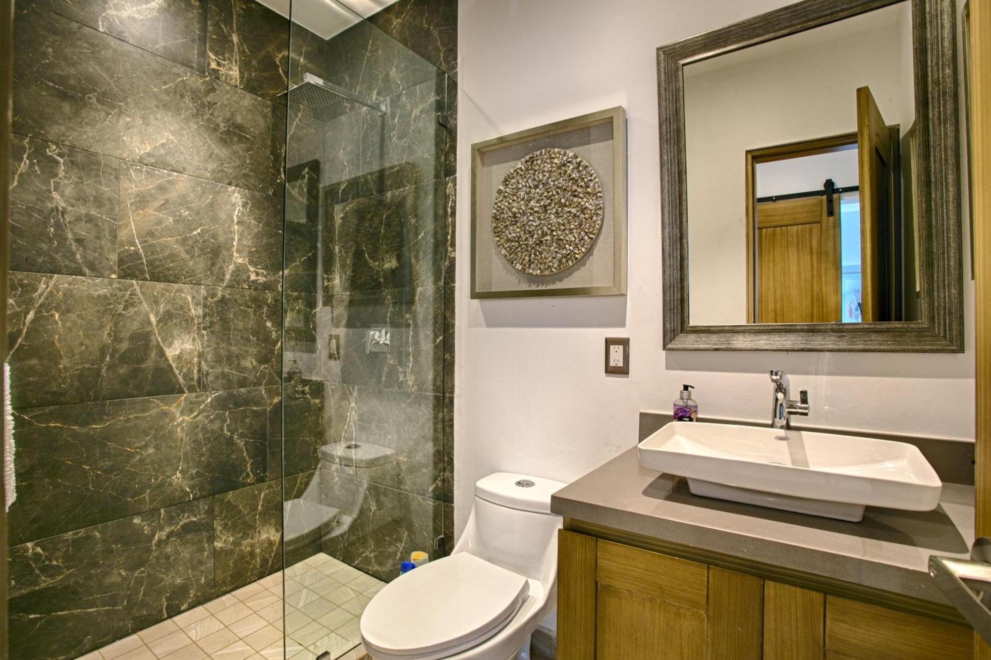 Luxury 2 Bedroom Condo, Walk To Everything In Zona Romantica, Pool, Bbq Сasa de vacaciones