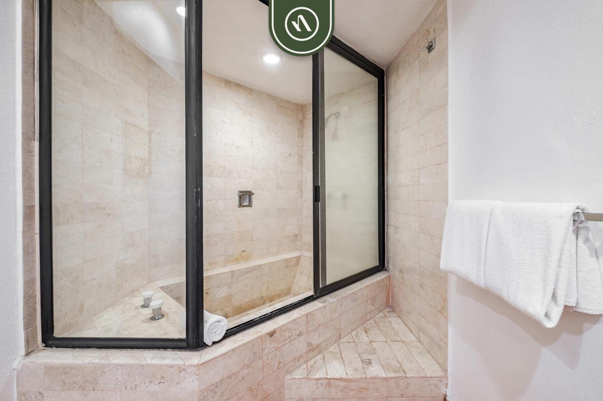 Amazing 2 Bedroom Overlooking The Pool - Romantic Zone