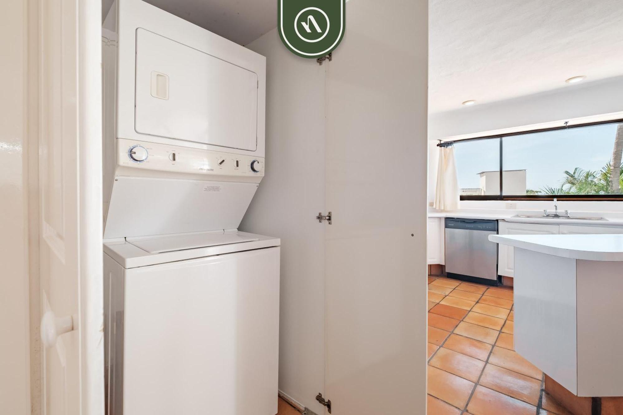 Apartment Amazing 2 Bedroom Overlooking The Pool - Romantic Zone *