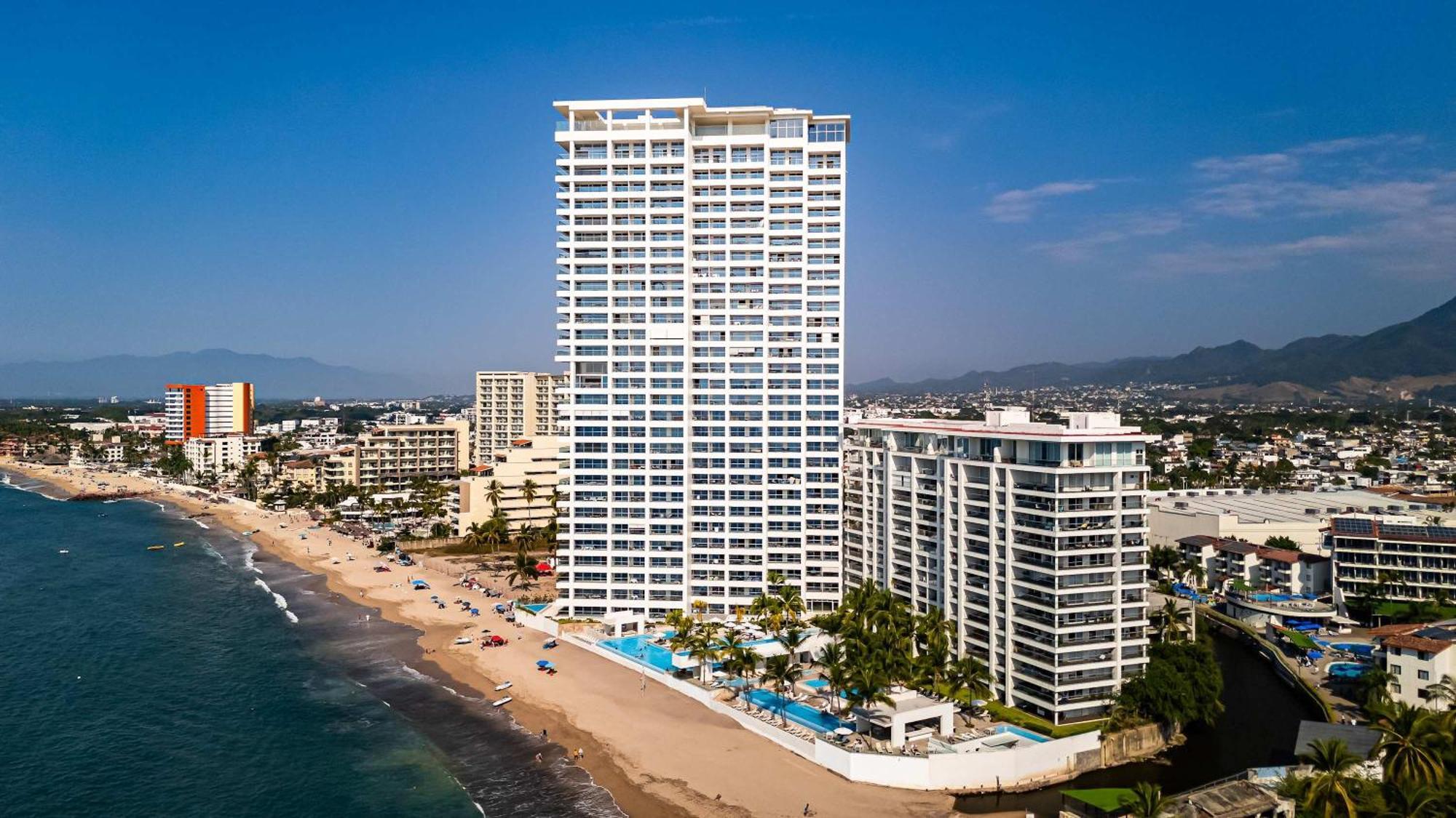 Oceanfront 1br With Balcony - Sea View & Pools *