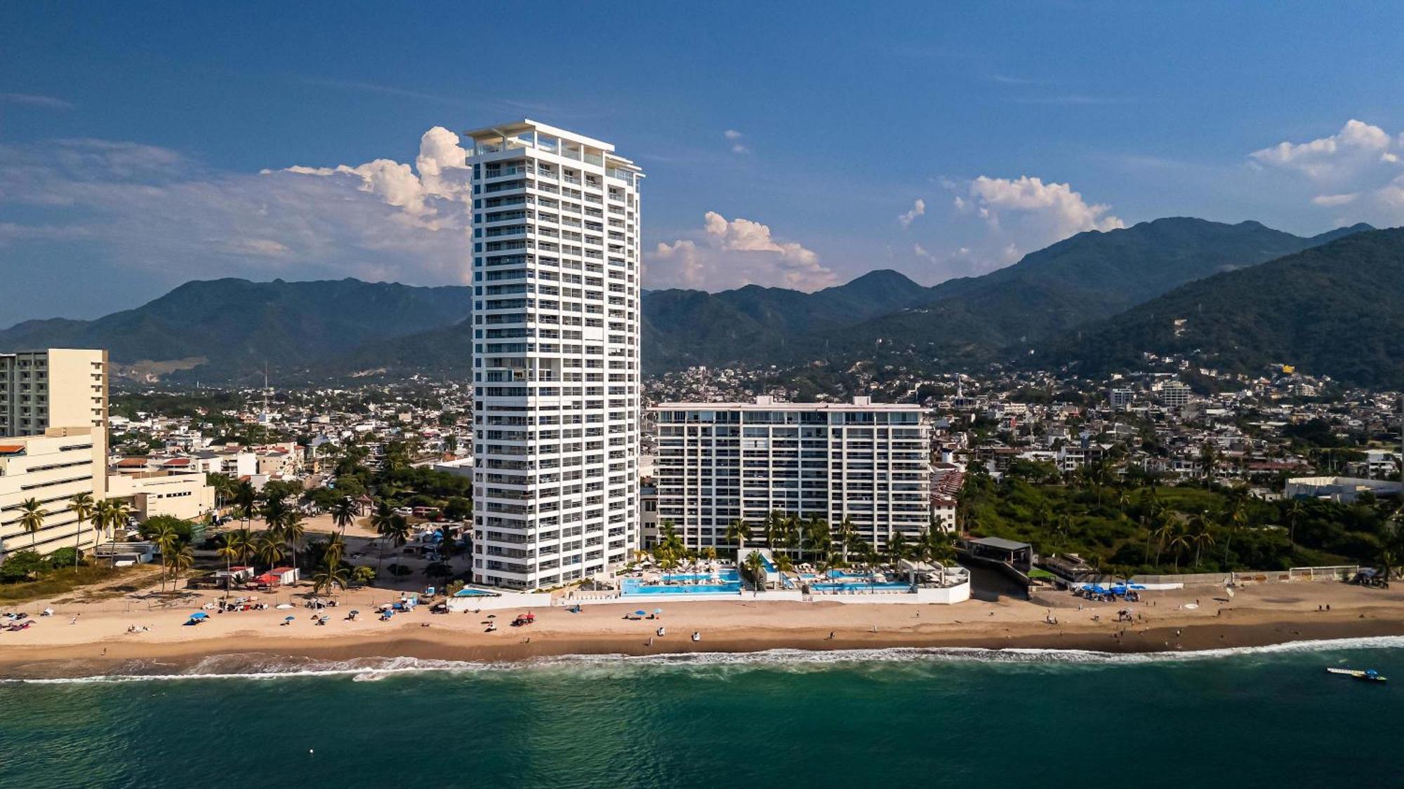 Oceanfront 1br With Balcony - Sea View & Pools Apartment