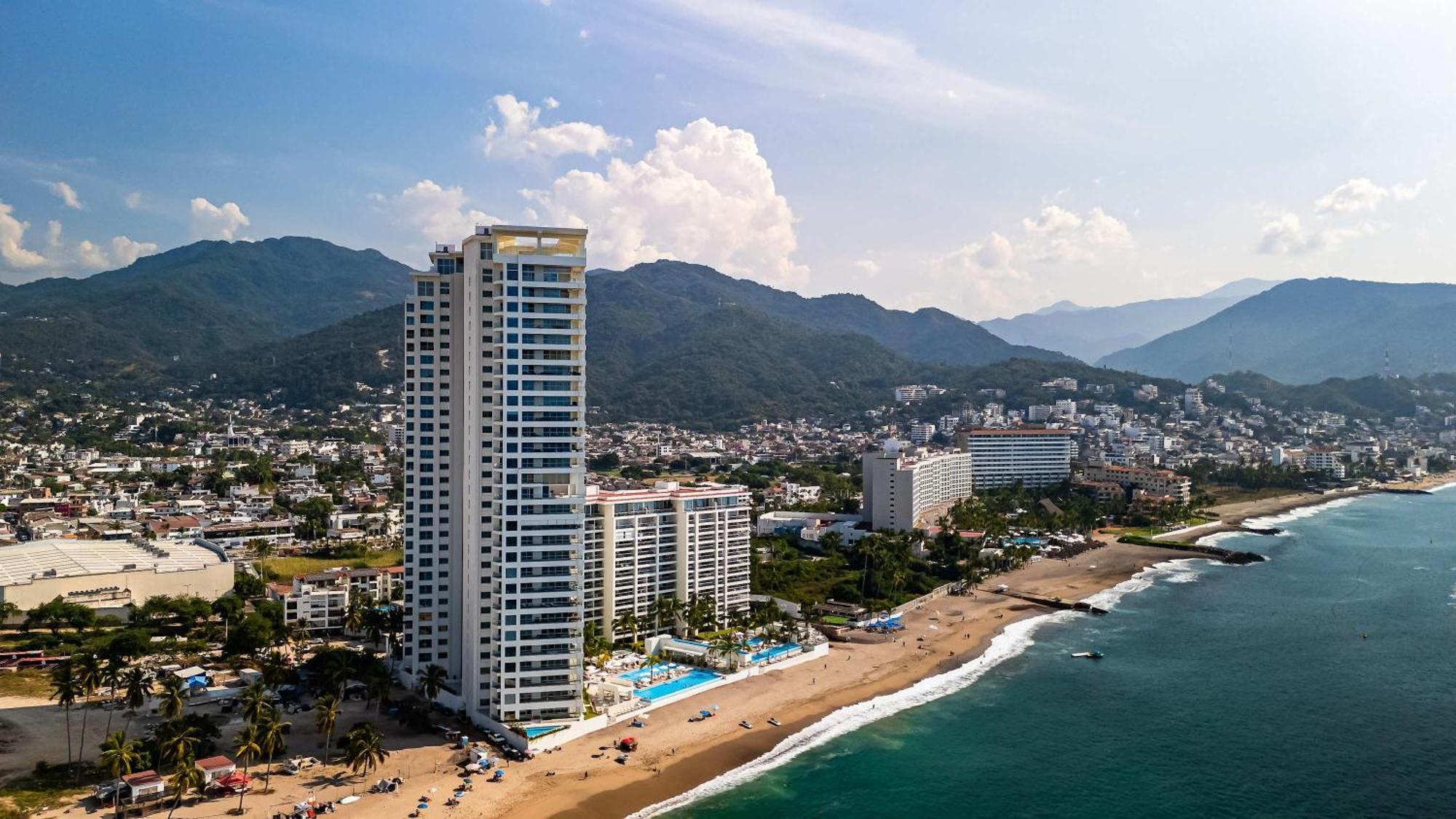 Apartment Oceanfront 1br With Balcony - Sea View & Pools *