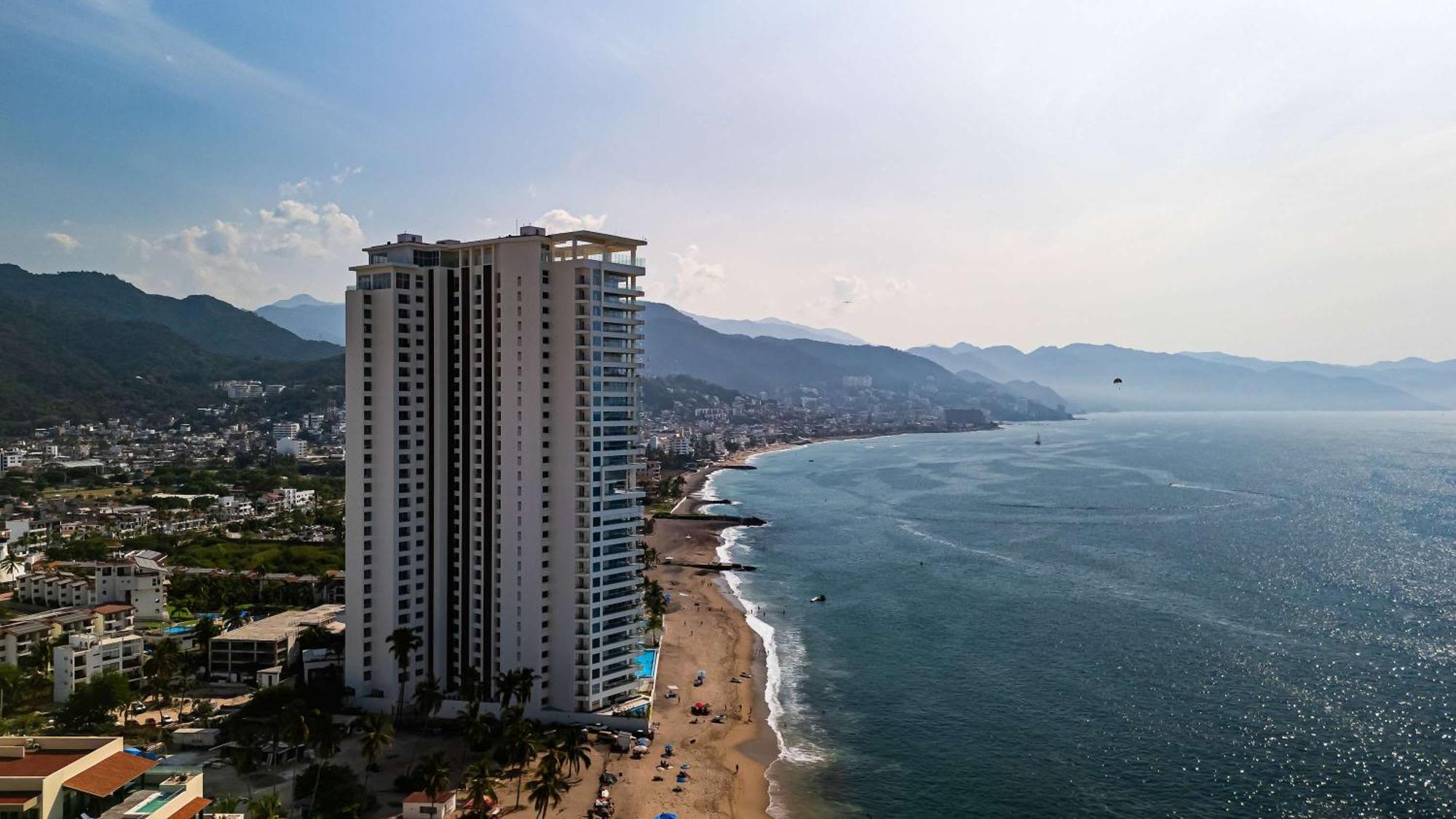 Oceanfront 1br With Balcony - Sea View & Pools Apartment Puerto Vallarta