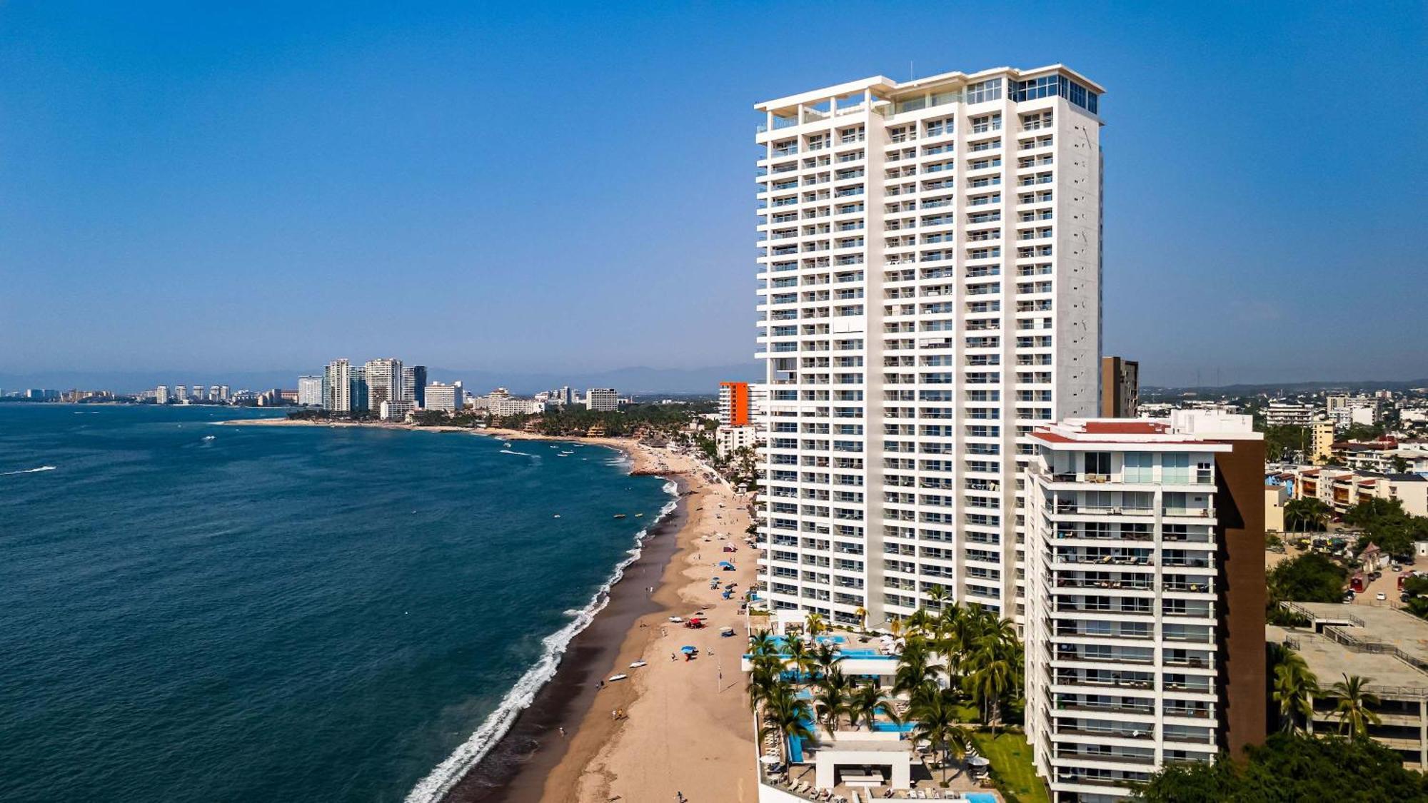 Oceanfront 1br With Balcony - Sea View & Pools Puerto Vallarta