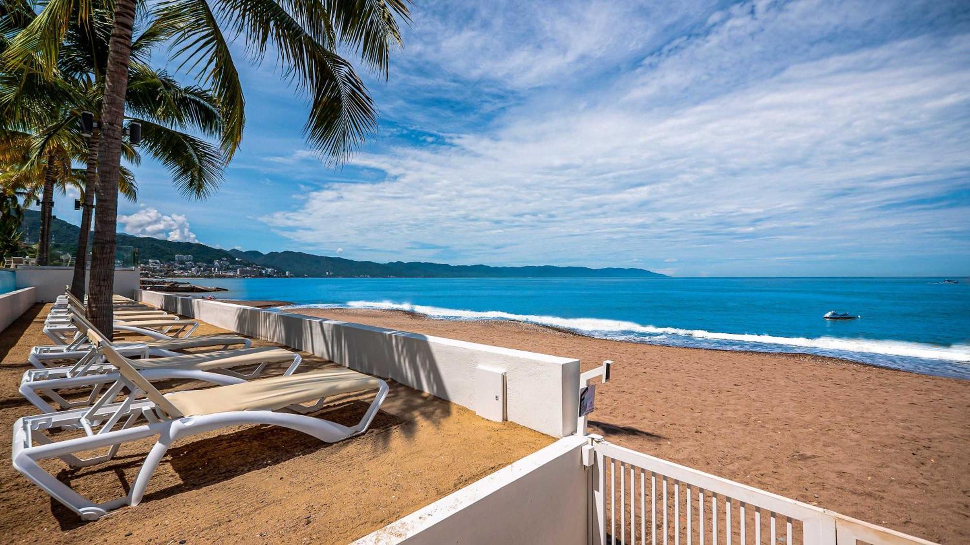 Oceanfront 1br With Balcony - Sea View & Pools Apartment *