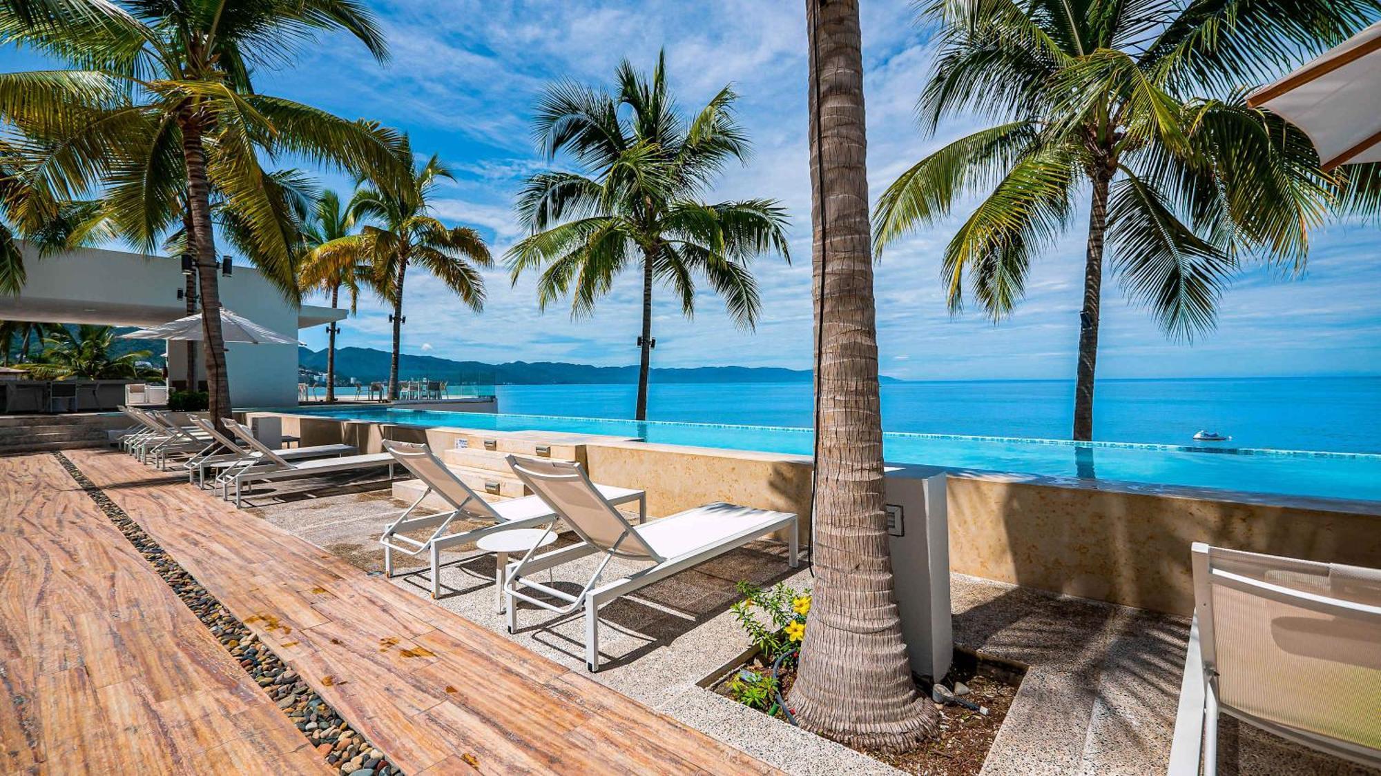 Oceanfront 1br With Balcony - Sea View & Pools Apartment Puerto Vallarta