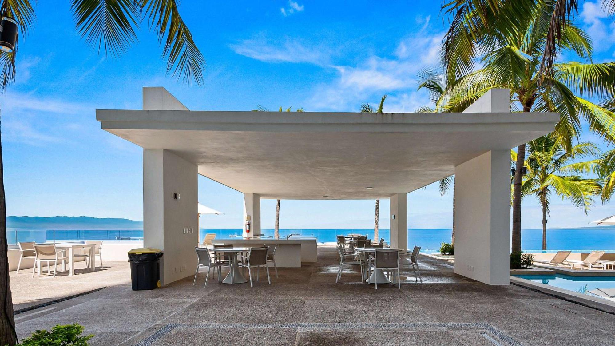 Oceanfront 1br With Balcony - Sea View & Pools Apartment