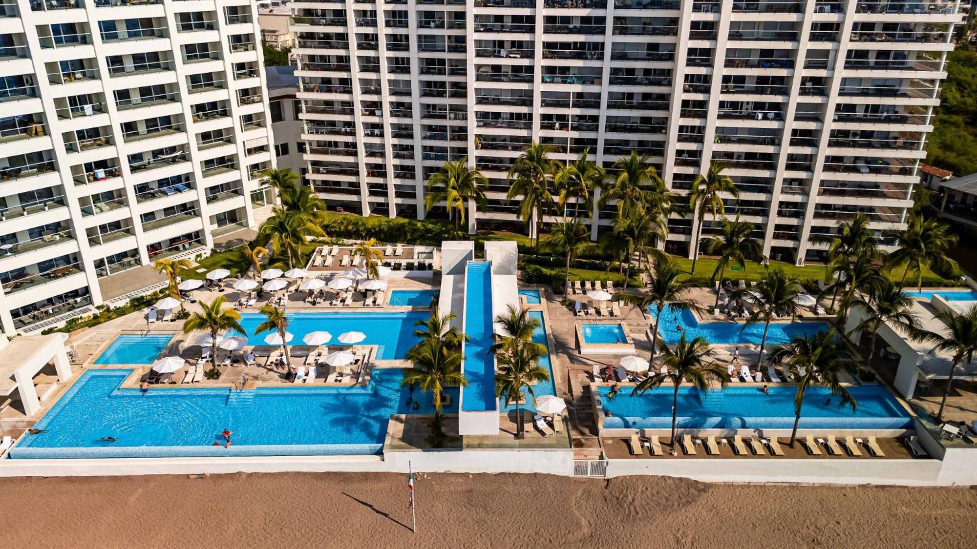 Apartment Oceanfront 1br With Balcony - Sea View & Pools