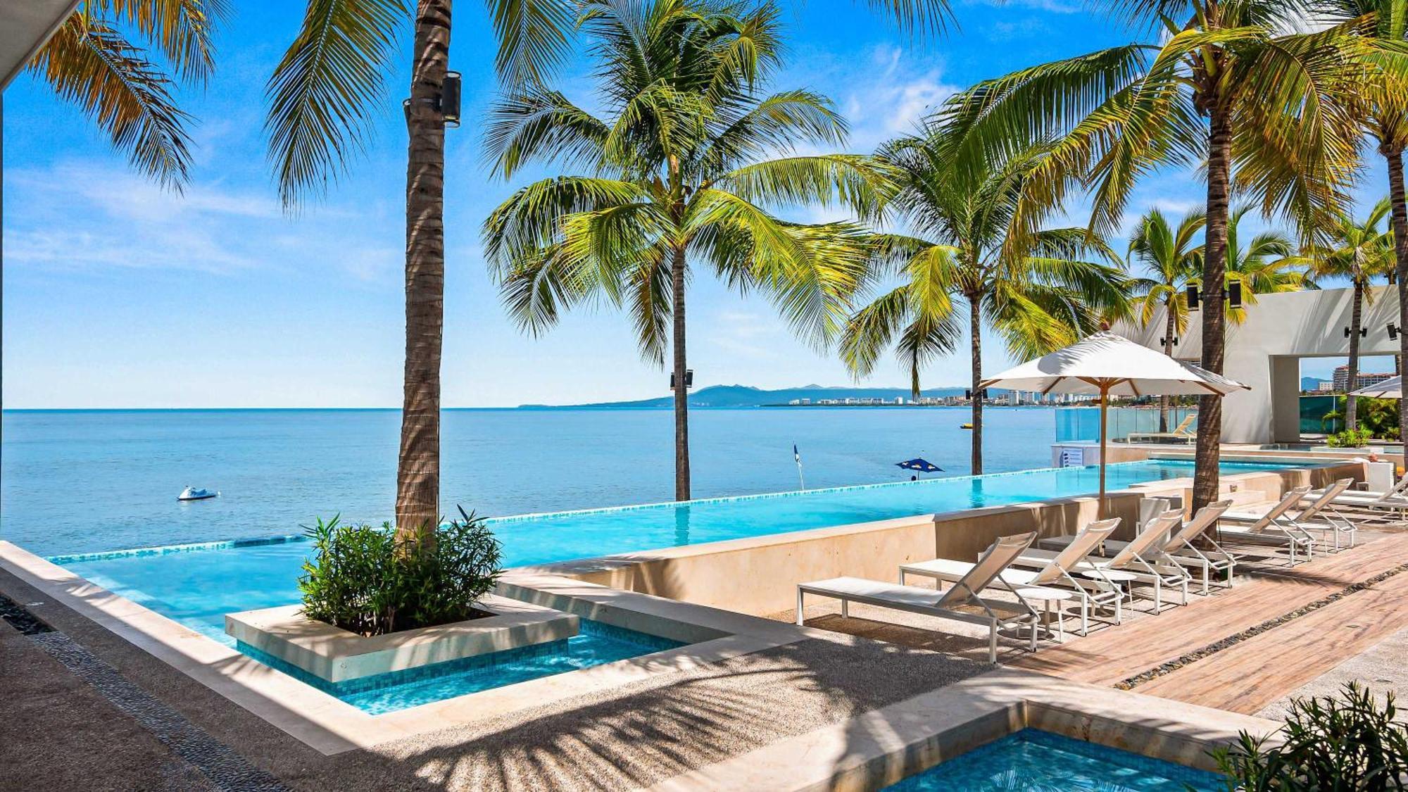 Oceanfront 1br With Balcony - Sea View & Pools Apartment Puerto Vallarta