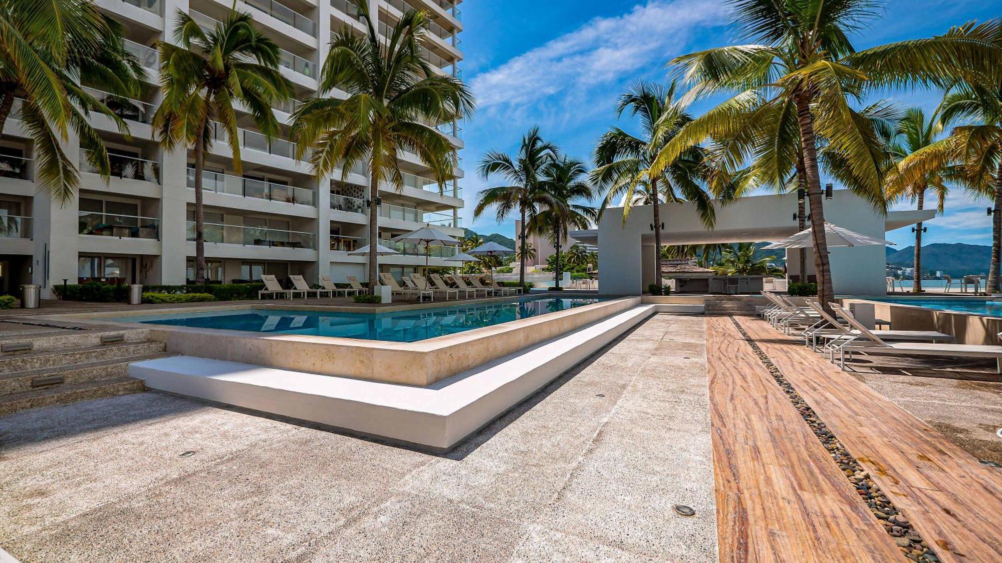 Oceanfront 1br With Balcony - Sea View & Pools