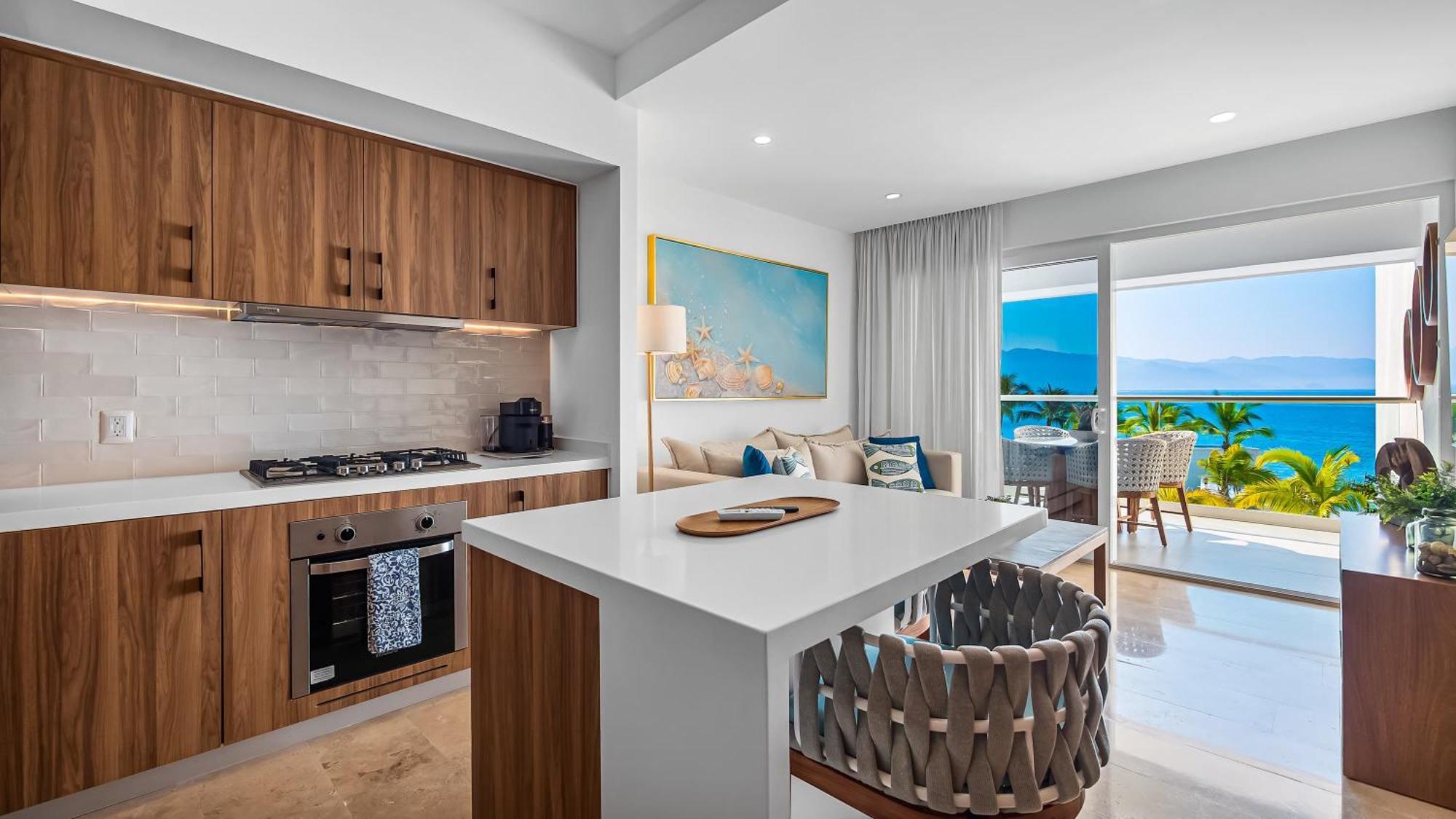 Oceanfront 1br With Balcony - Sea View & Pools Apartment *