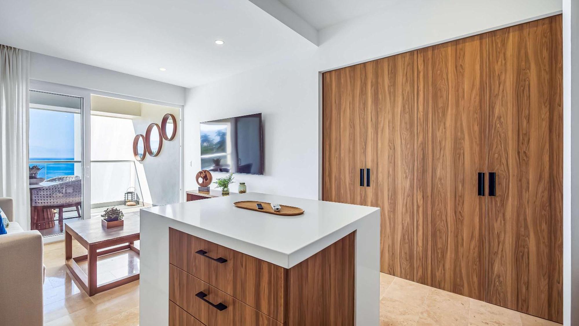 Oceanfront 1br With Balcony - Sea View & Pools Apartment