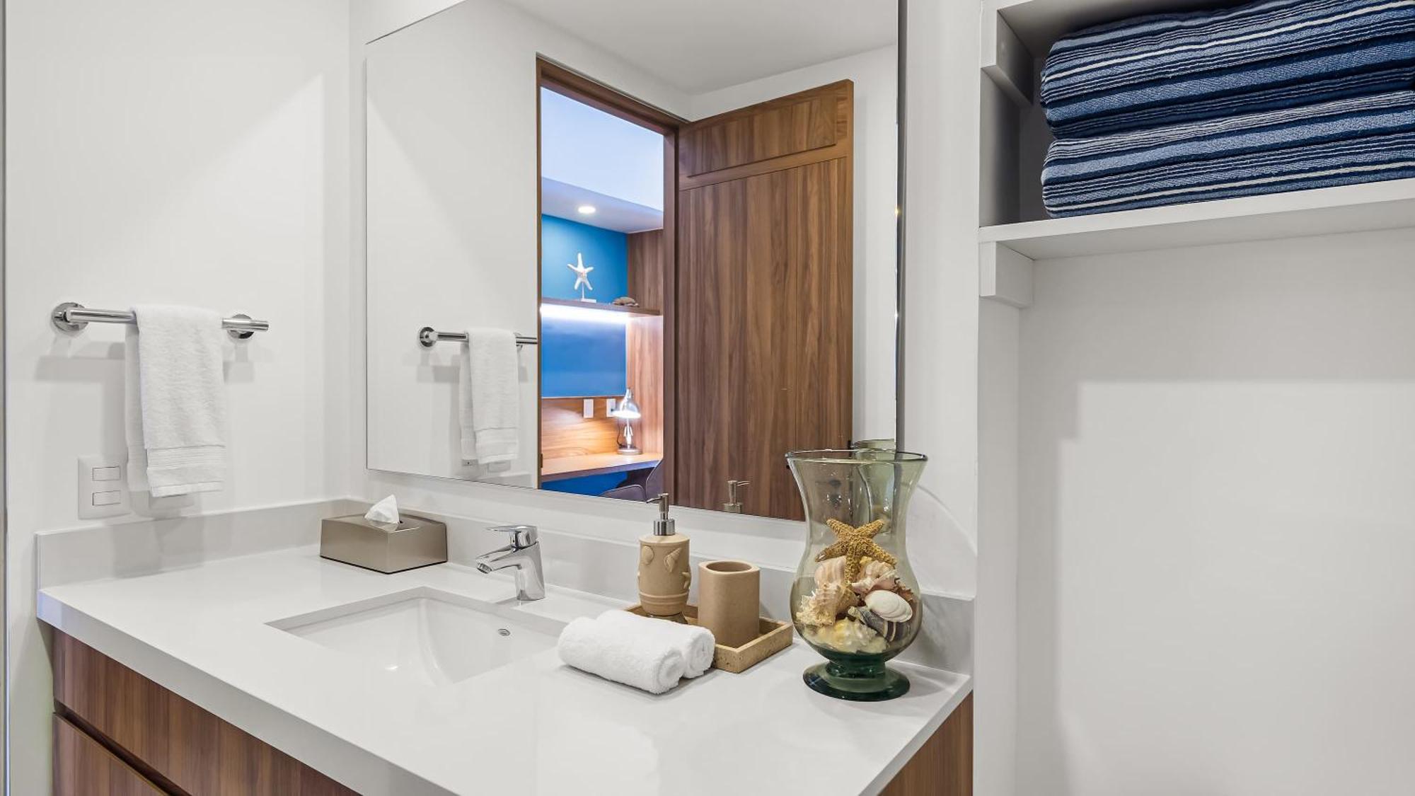 Oceanfront 1br With Balcony - Sea View & Pools