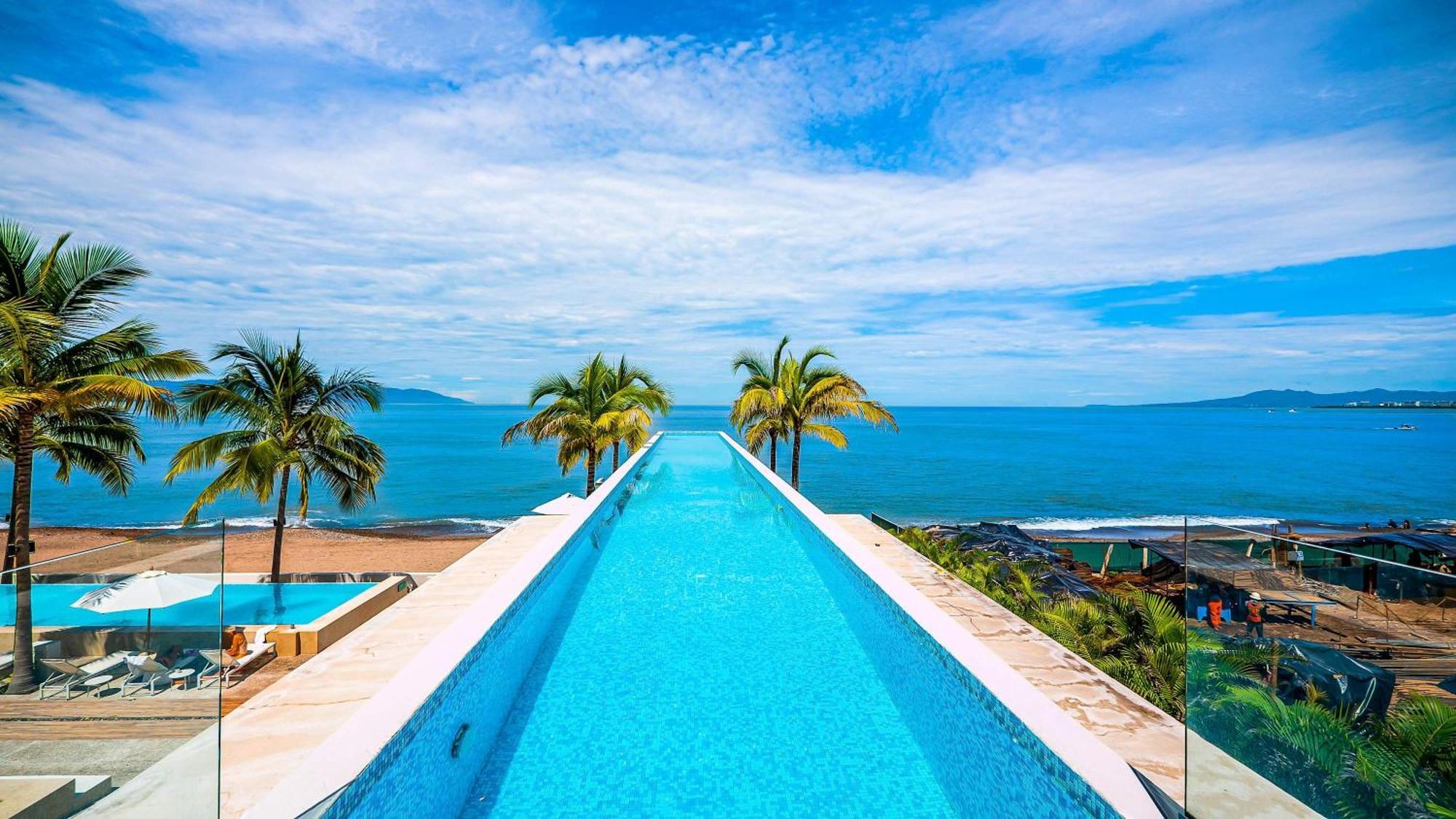 Oceanfront 1br With Balcony - Sea View & Pools Apartment
