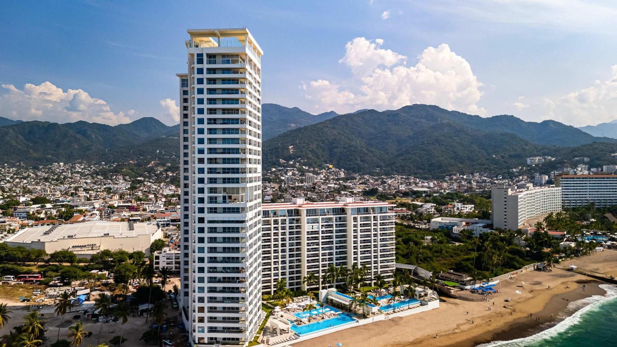Apartment Oceanfront 1br With Balcony - Sea View & Pools Puerto Vallarta