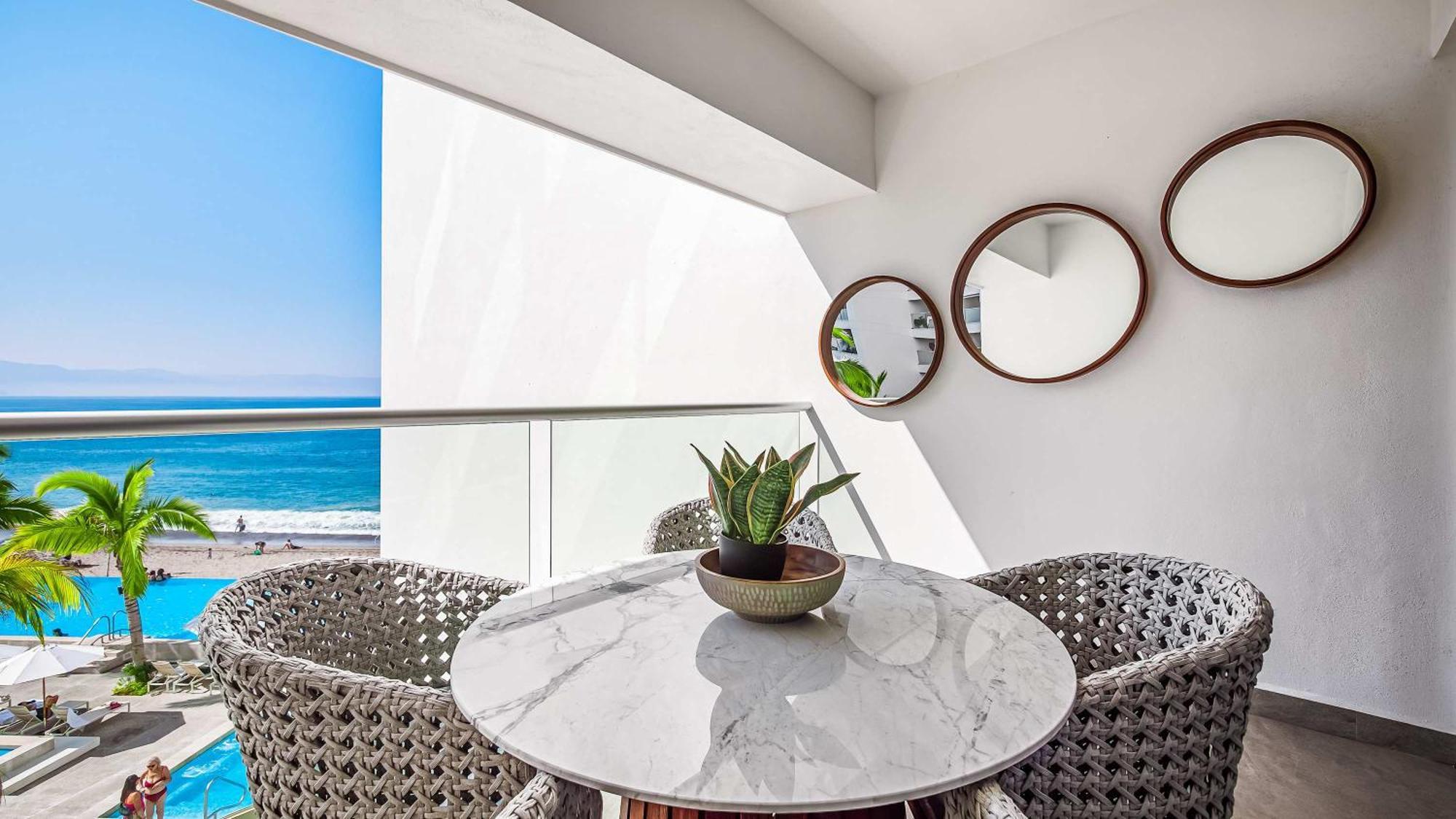 Oceanfront 1br With Balcony - Sea View & Pools Puerto Vallarta