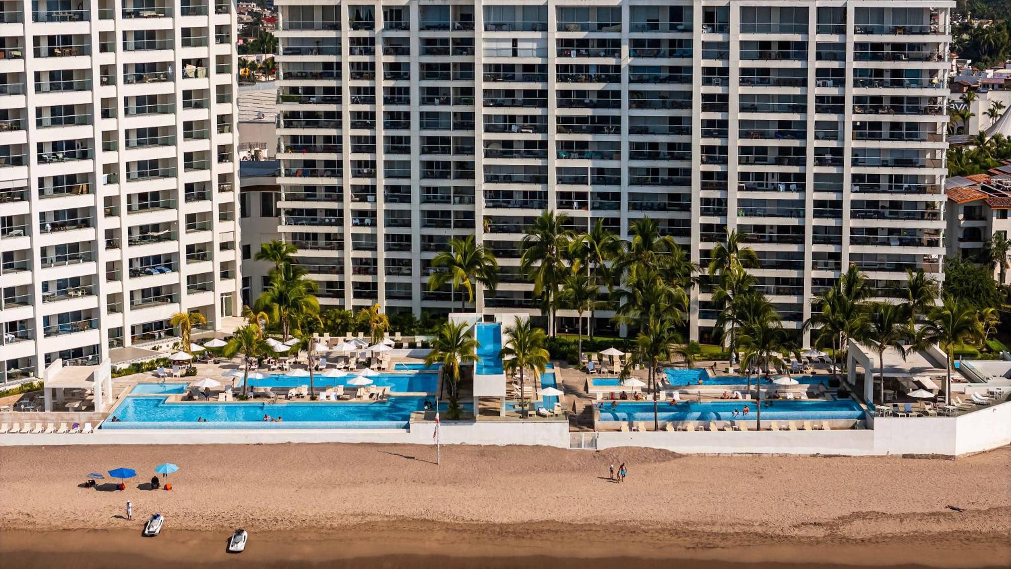 Apartment Oceanfront 1br With Balcony - Sea View & Pools