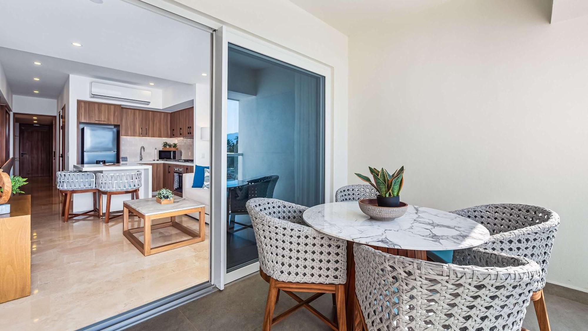 Oceanfront 1br With Balcony - Sea View & Pools Apartment *