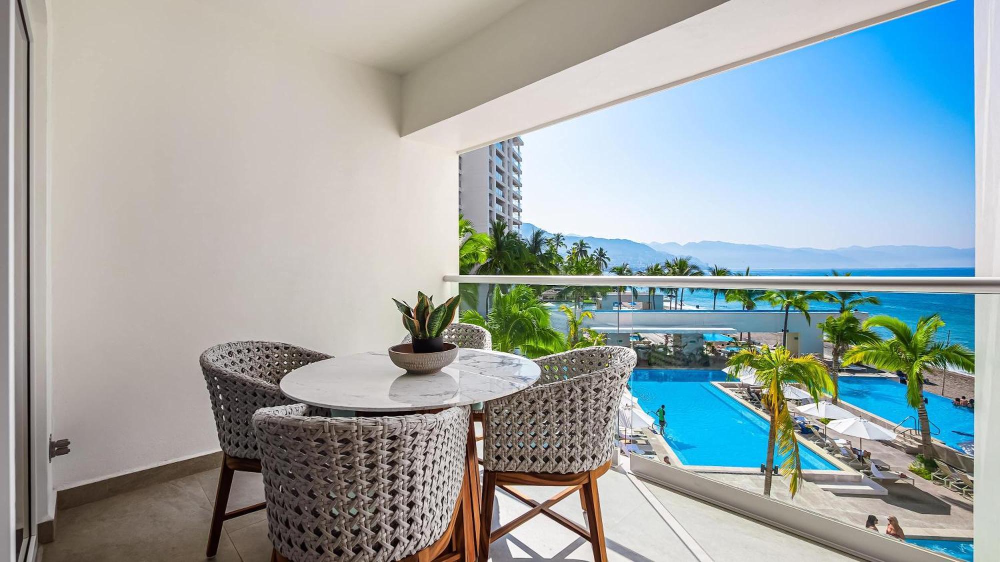 Oceanfront 1br With Balcony - Sea View & Pools