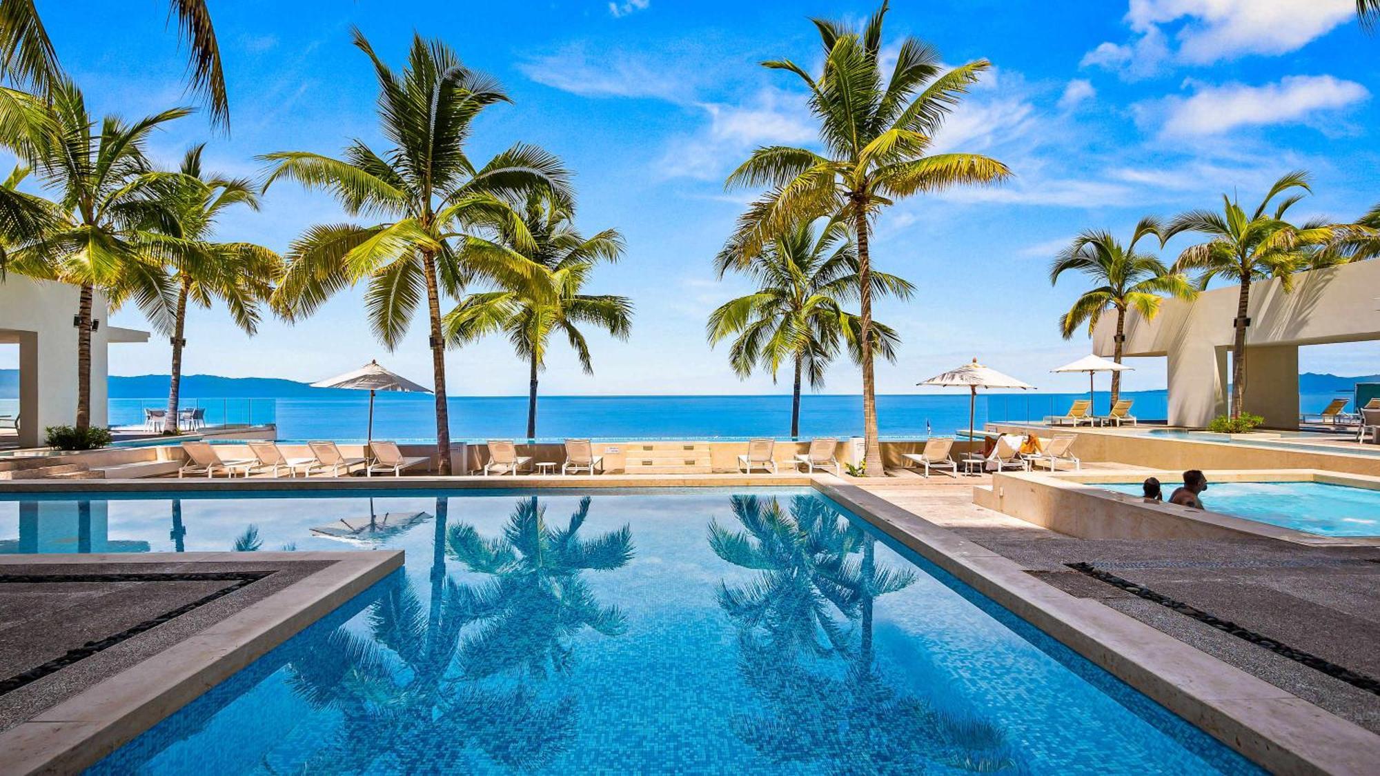 Oceanfront 1br With Balcony - Sea View & Pools *