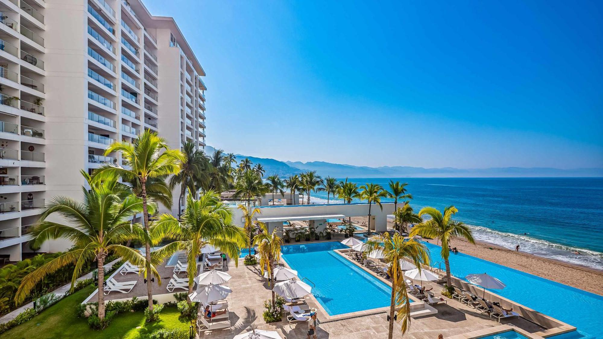 Oceanfront 1br With Balcony - Sea View & Pools *