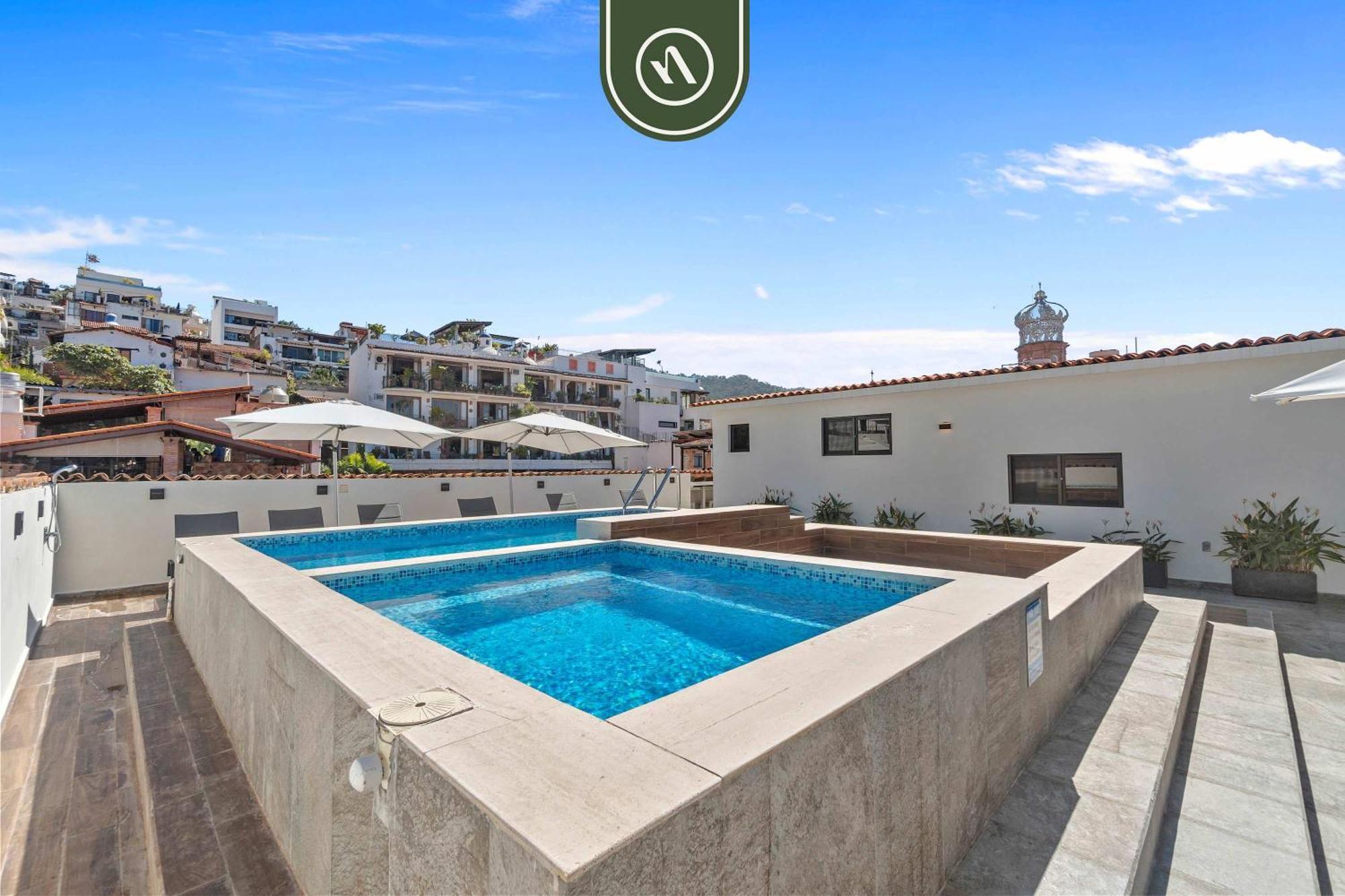 Restored Historic 2 Bedroom In Downtown - Pool *