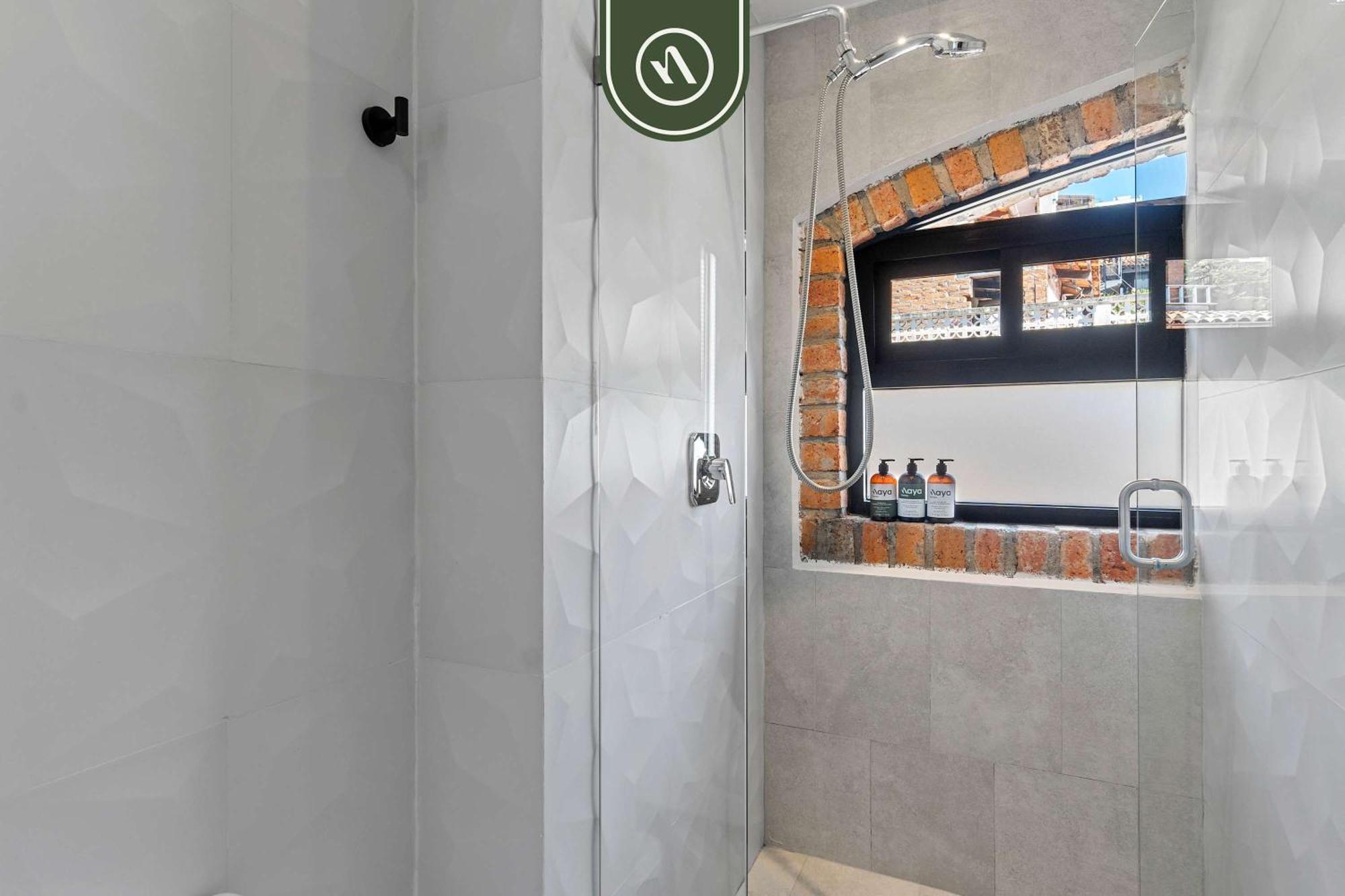 Restored Historic 2 Bedroom In Downtown - Pool Apartment