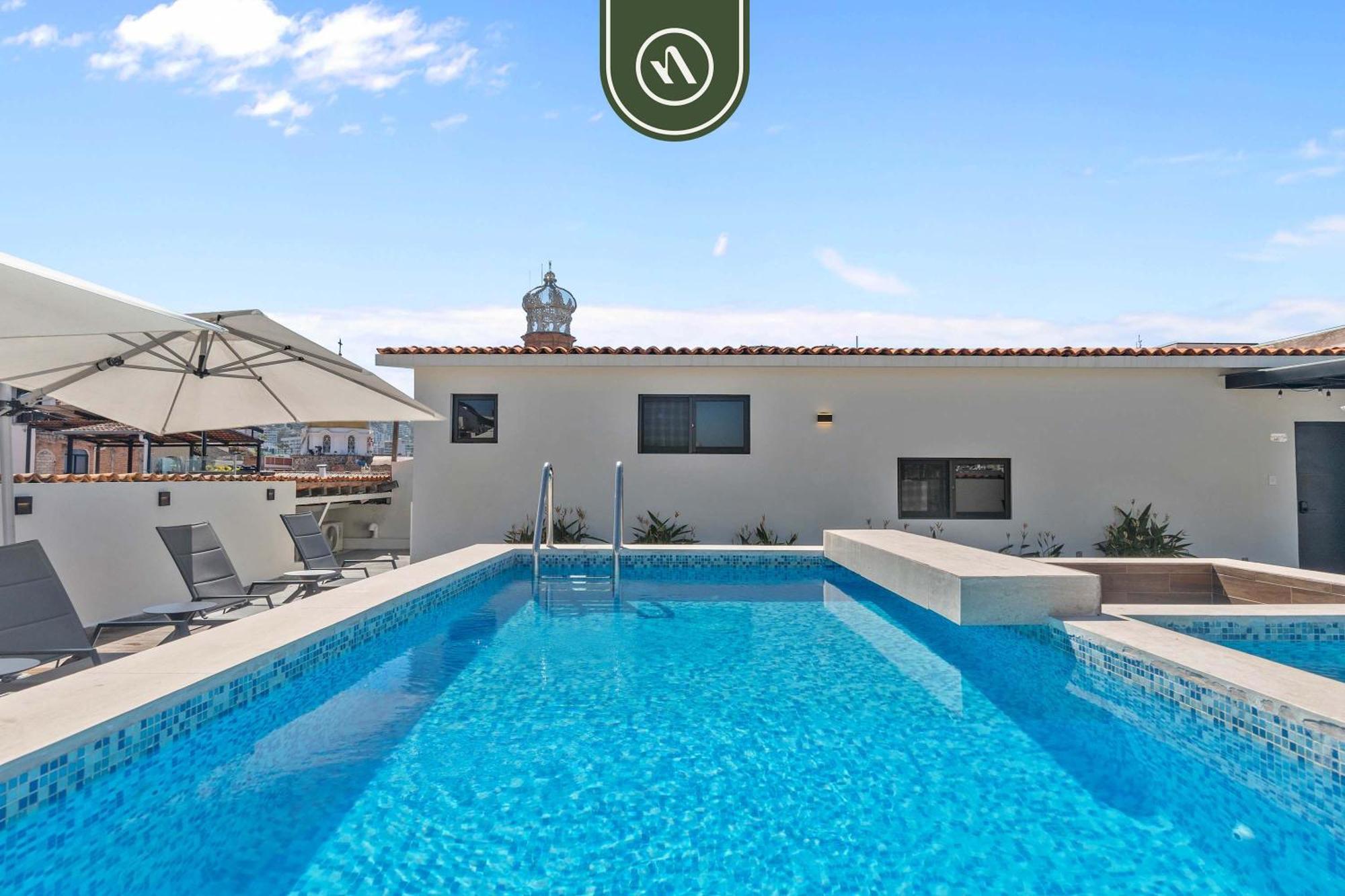 Restored Historic 2 Bedroom In Downtown - Pool Apartment *