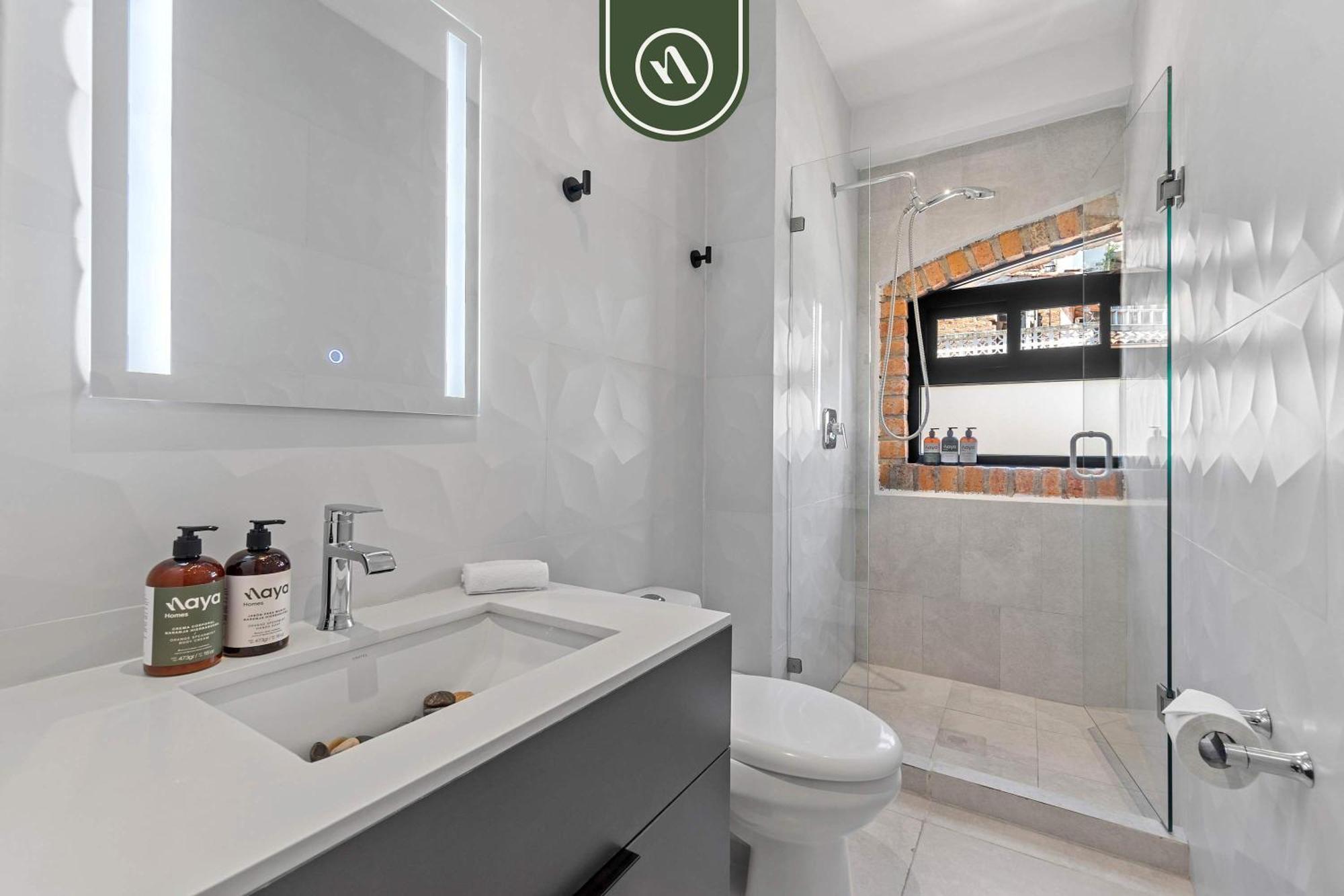 Restored Historic 2 Bedroom In Downtown - Pool Apartment *