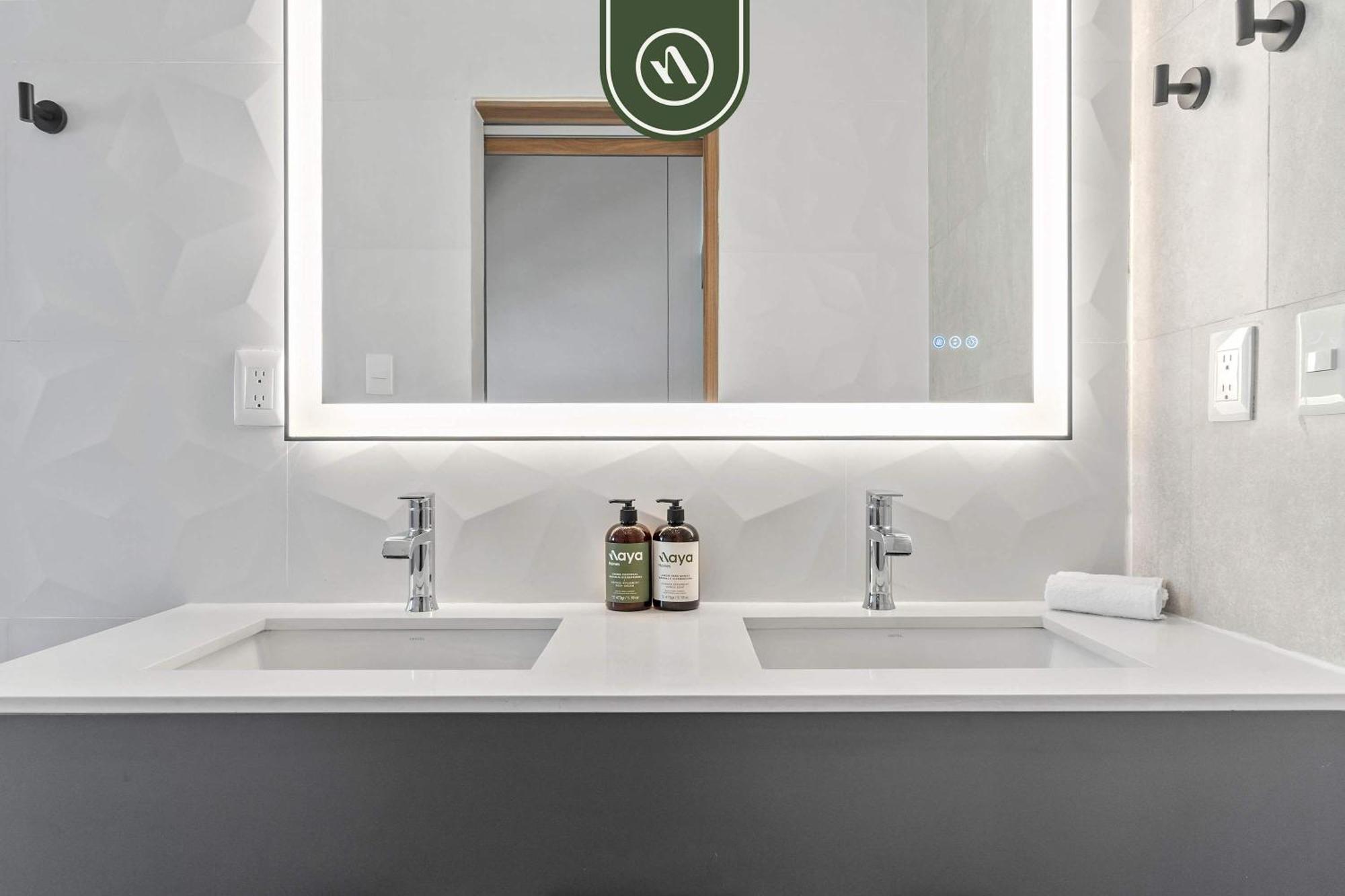 Restored Historic 2 Bedroom In Downtown - Pool
