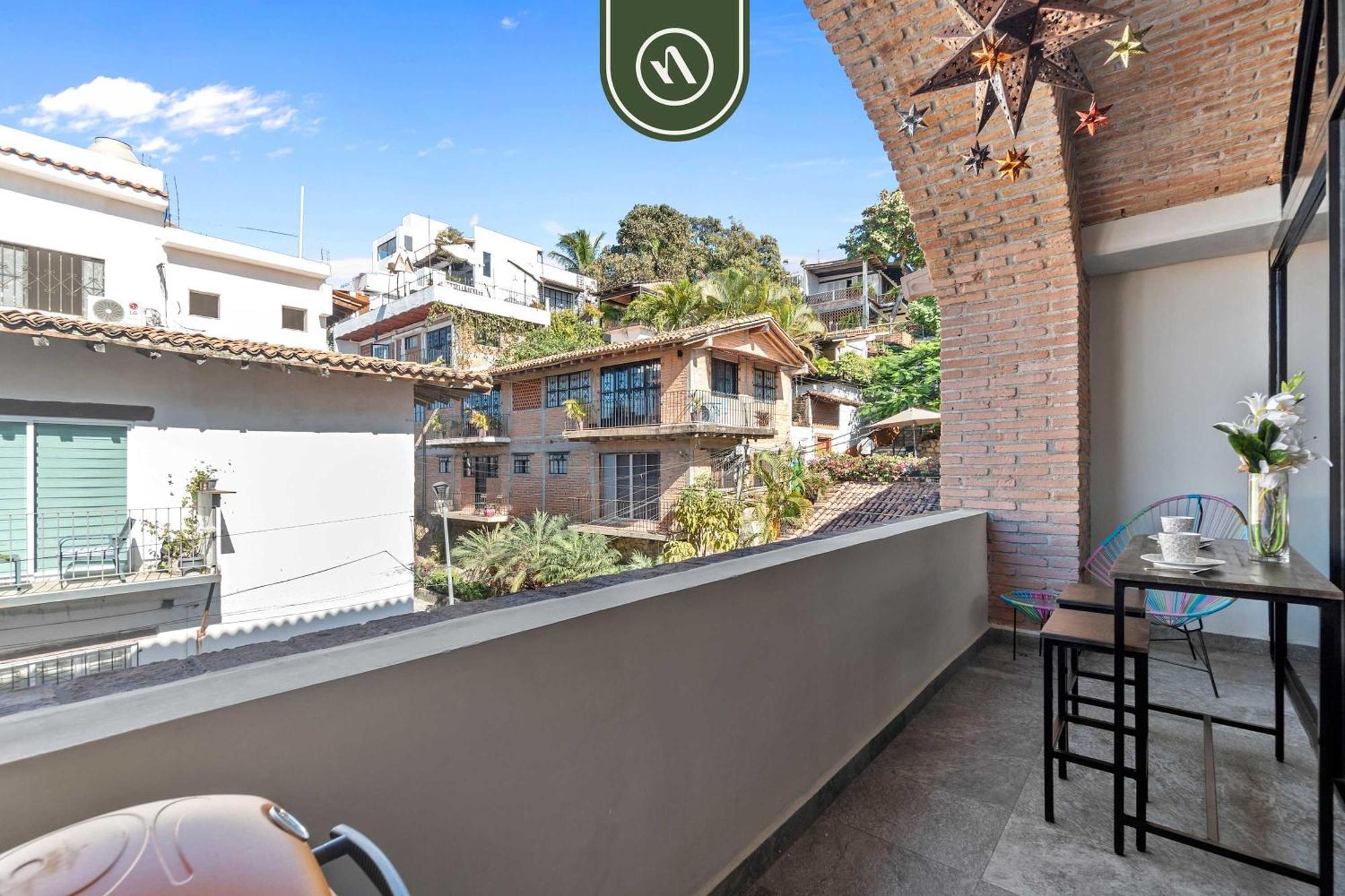 Restored Historic 2 Bedroom In Downtown - Pool *