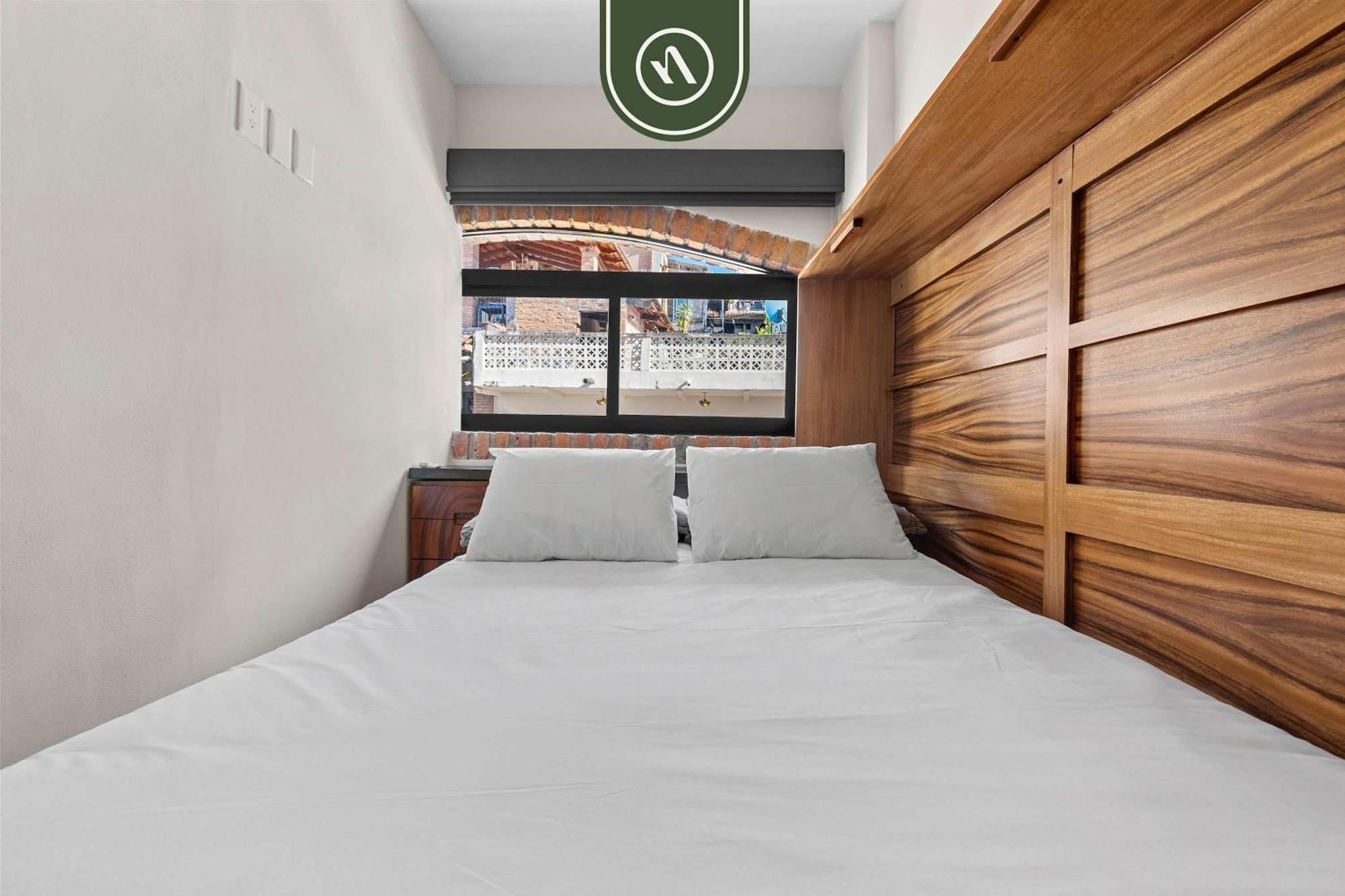 Restored Historic 2 Bedroom In Downtown - Pool Apartment *
