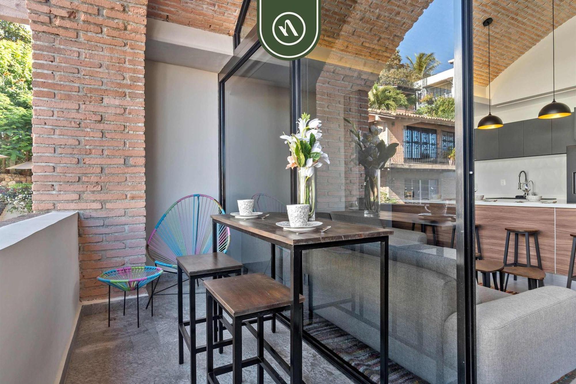 Restored Historic 2 Bedroom In Downtown - Pool
