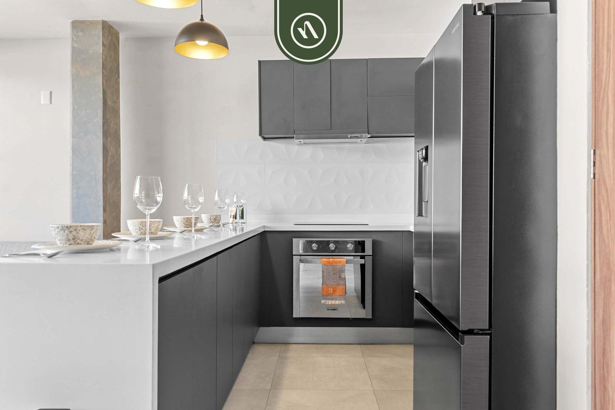 Restored Historic 2 Bedroom In Downtown - Pool Apartment