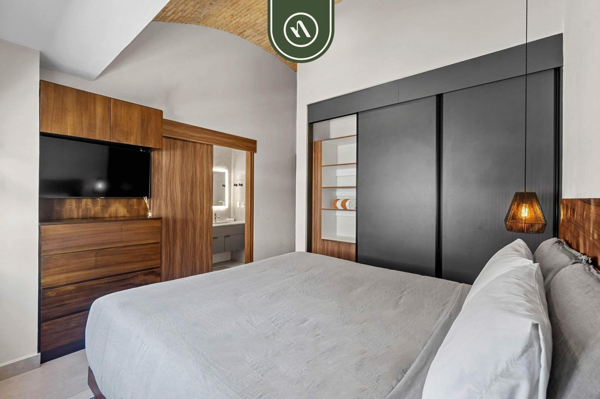 Restored Historic 2 Bedroom In Downtown - Pool Apartment