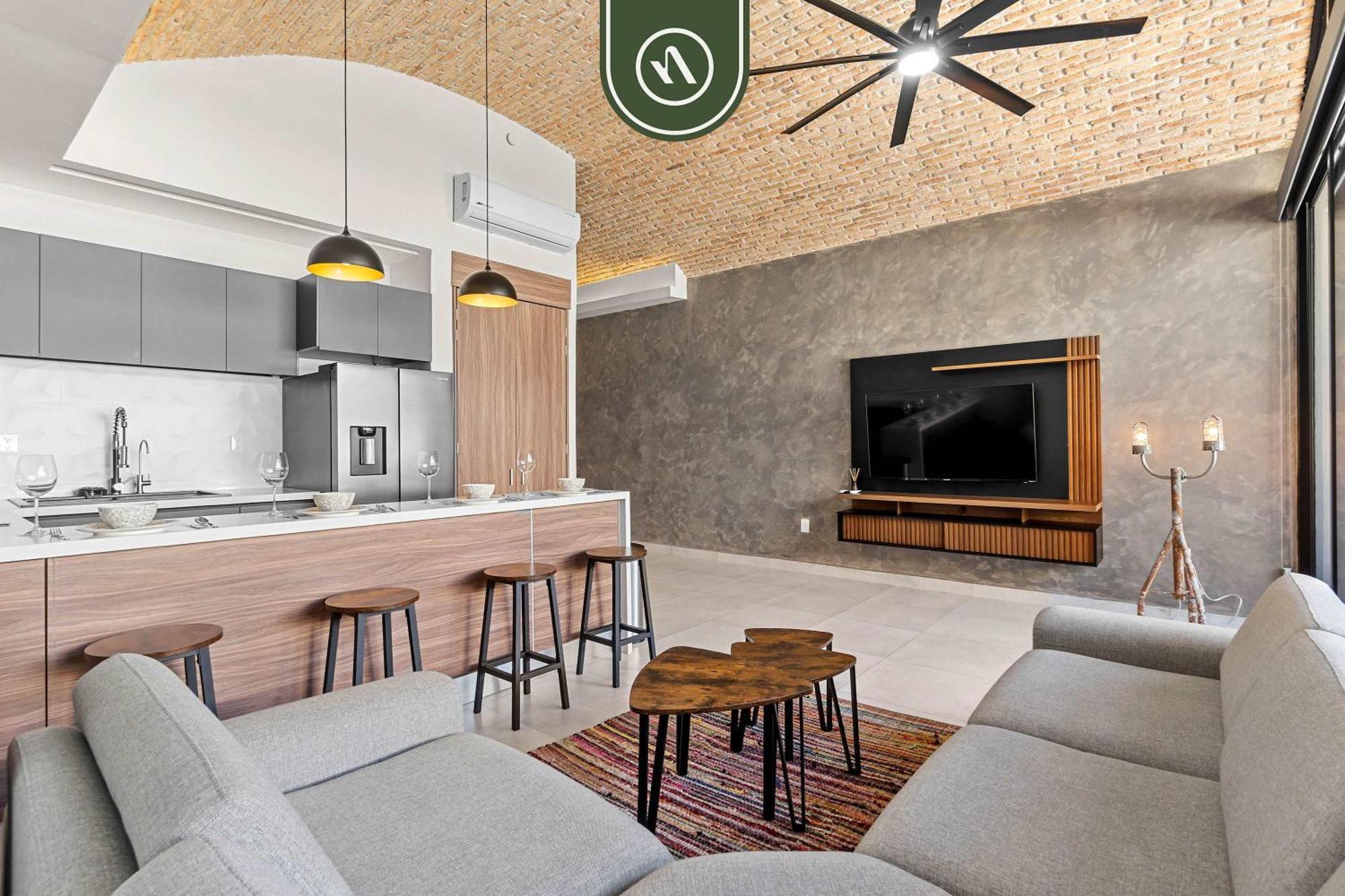 Restored Historic 2 Bedroom In Downtown - Pool