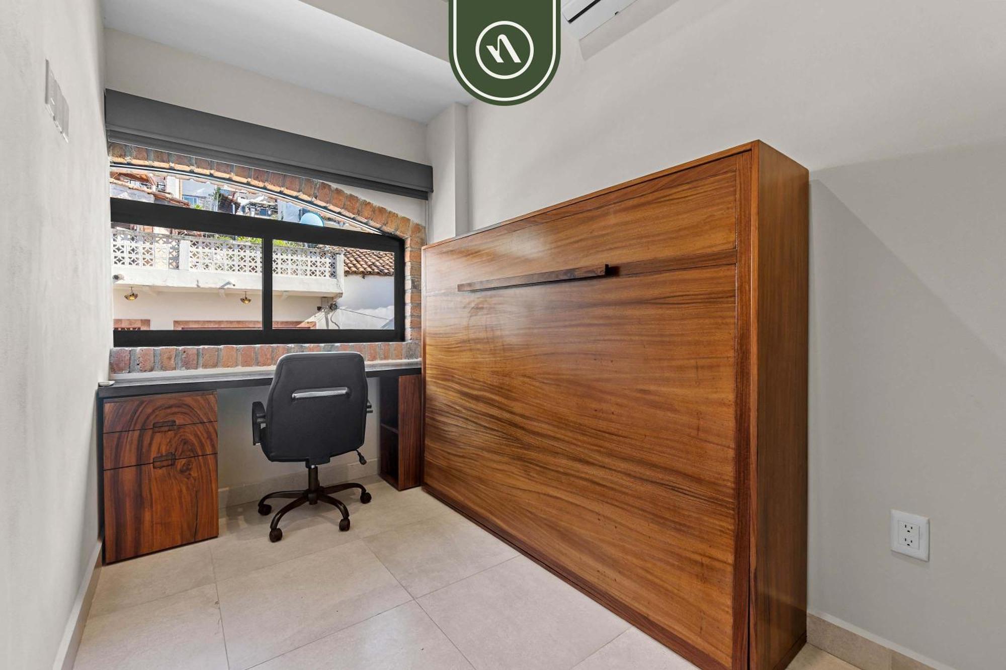 Restored Historic 2 Bedroom In Downtown - Pool Apartment *