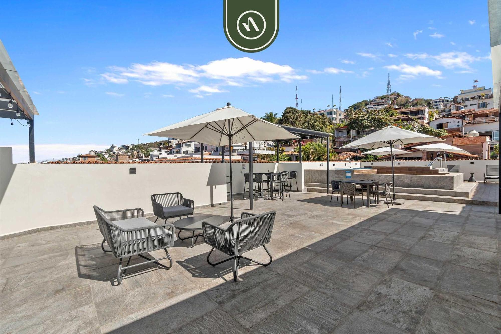 Restored Historic 2 Bedroom In Downtown - Pool Apartment *