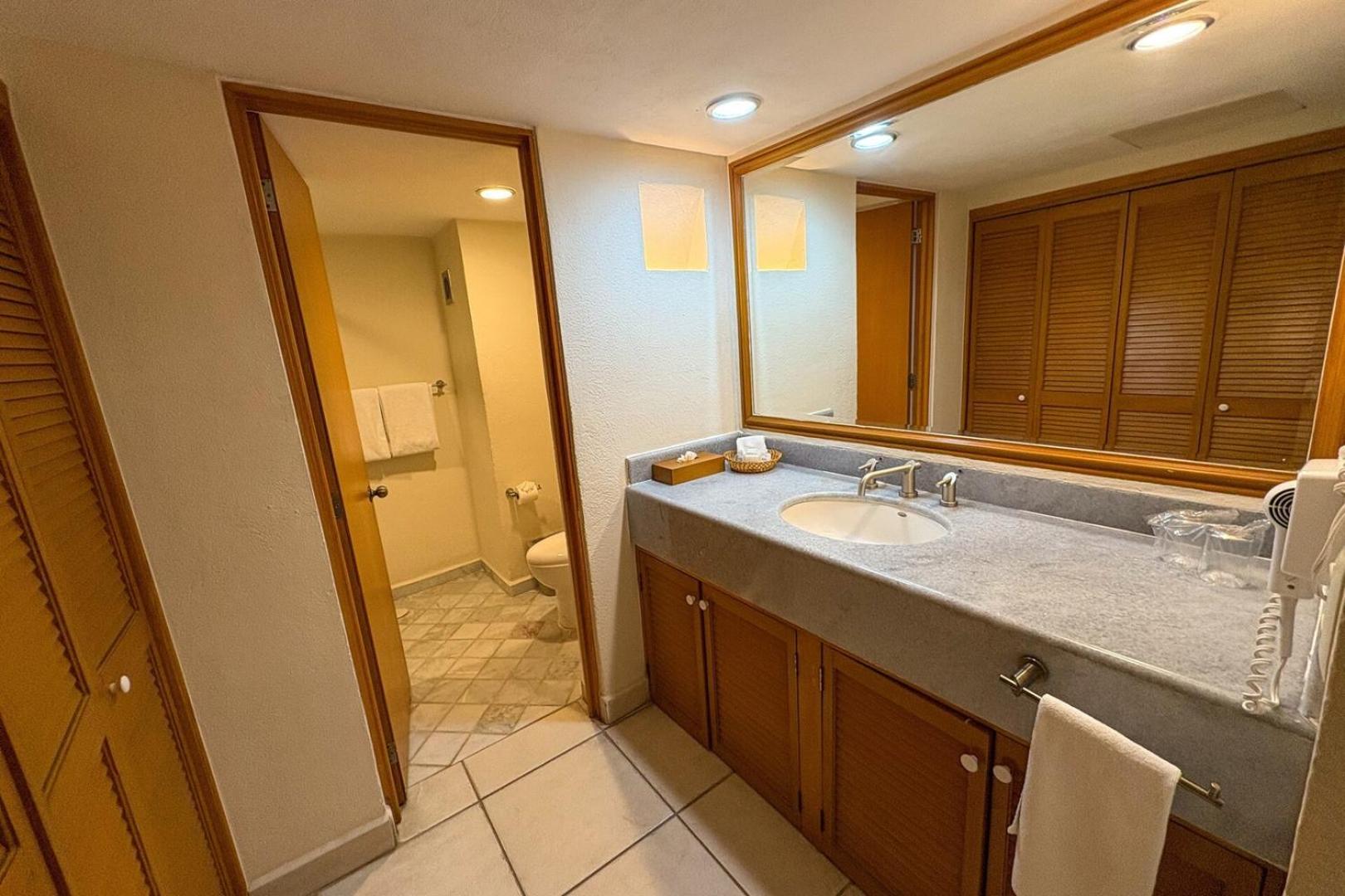 Elegant With Bars & Access!