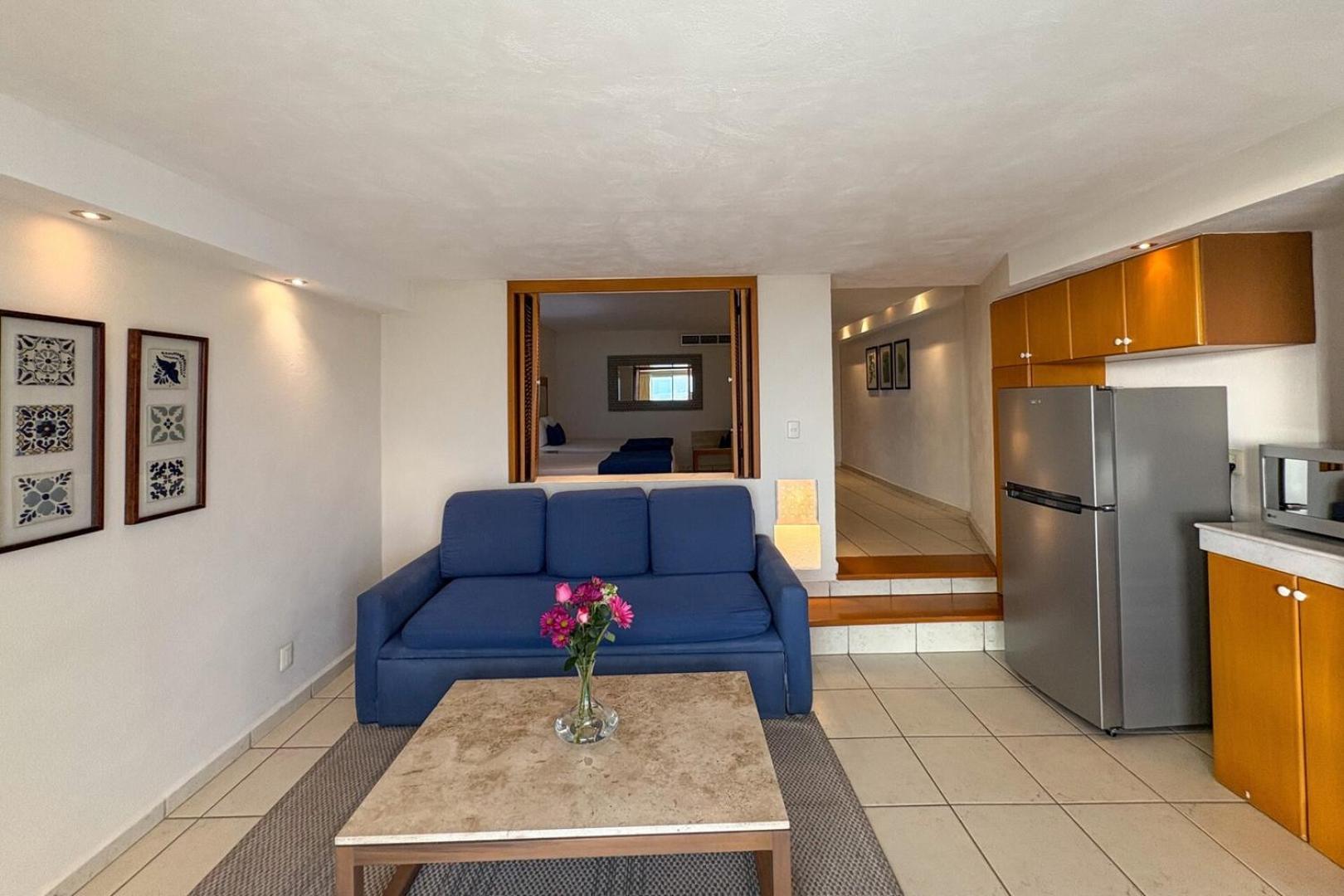 Elegant With Bars & Access! *