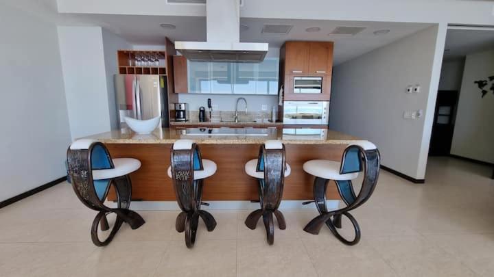 Beachfront Peninsula Apartment *