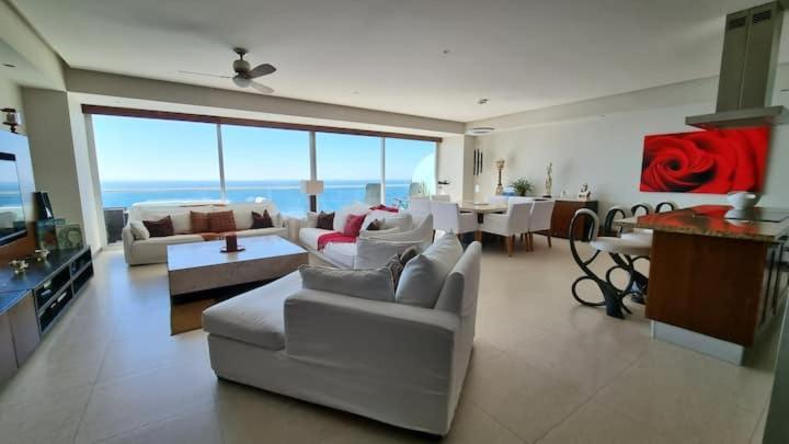 Beachfront Peninsula Apartment *